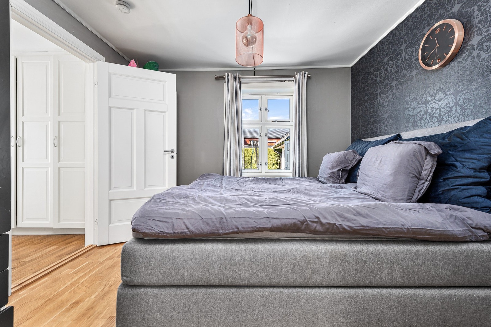 Hovedsoverommet i 1.etasje måler 10 m2. Rikelig med plass til stor dobbeltseng og garderobe. Galleribilde