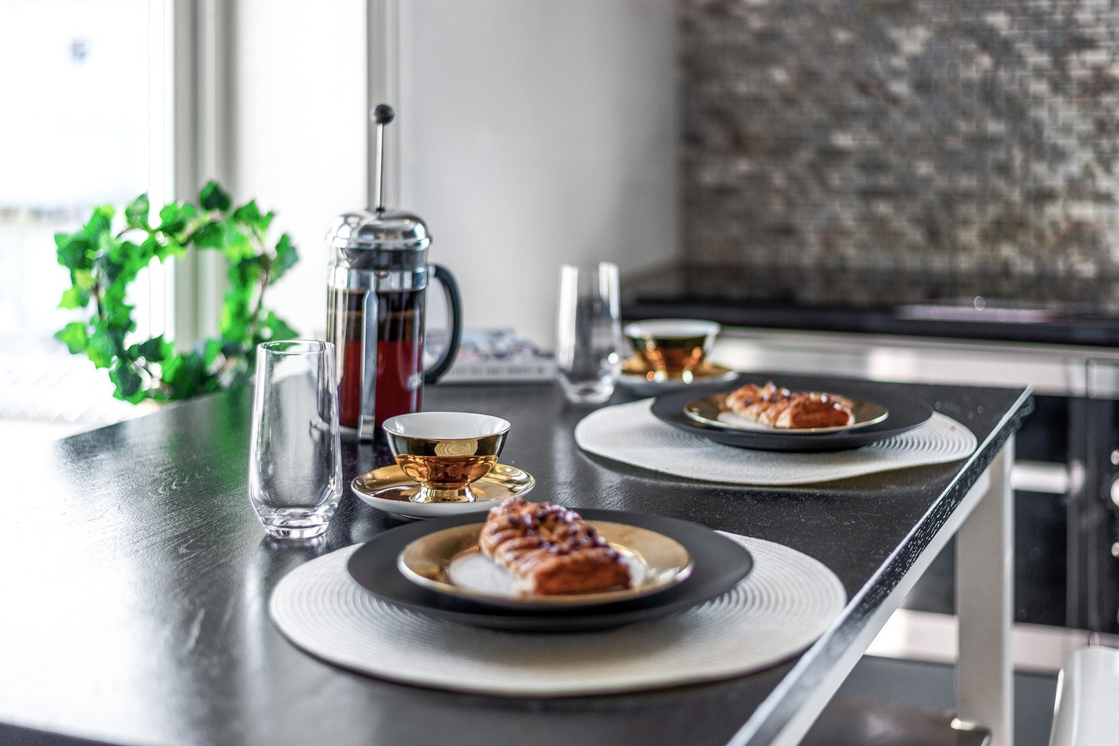 God plass til et praktisk spisebord i tillegg til spisestue. Som også kan brukes som ekstra benkeplass ved anretning, matlaging og baking. Galleribilde
