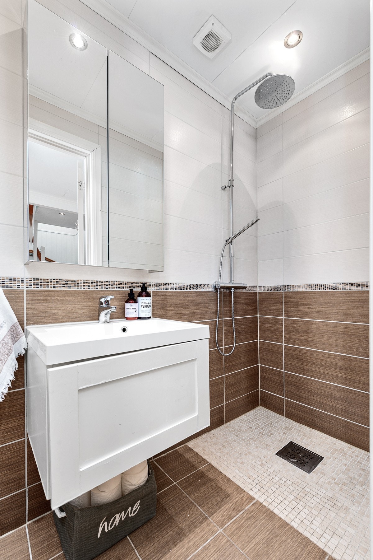 Delikat bad med behagelig varme i gulv. Downlights i himling. Galleribilde