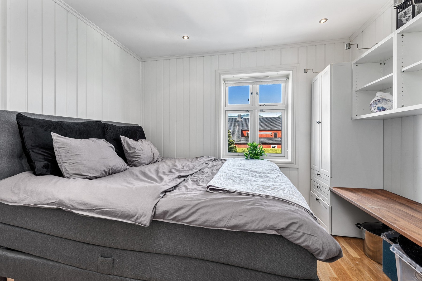 Soverommet i 2.etasje måler 9 m2. I likhet med de andre rommene er det god plass til stor seng og garderobe. Galleribilde
