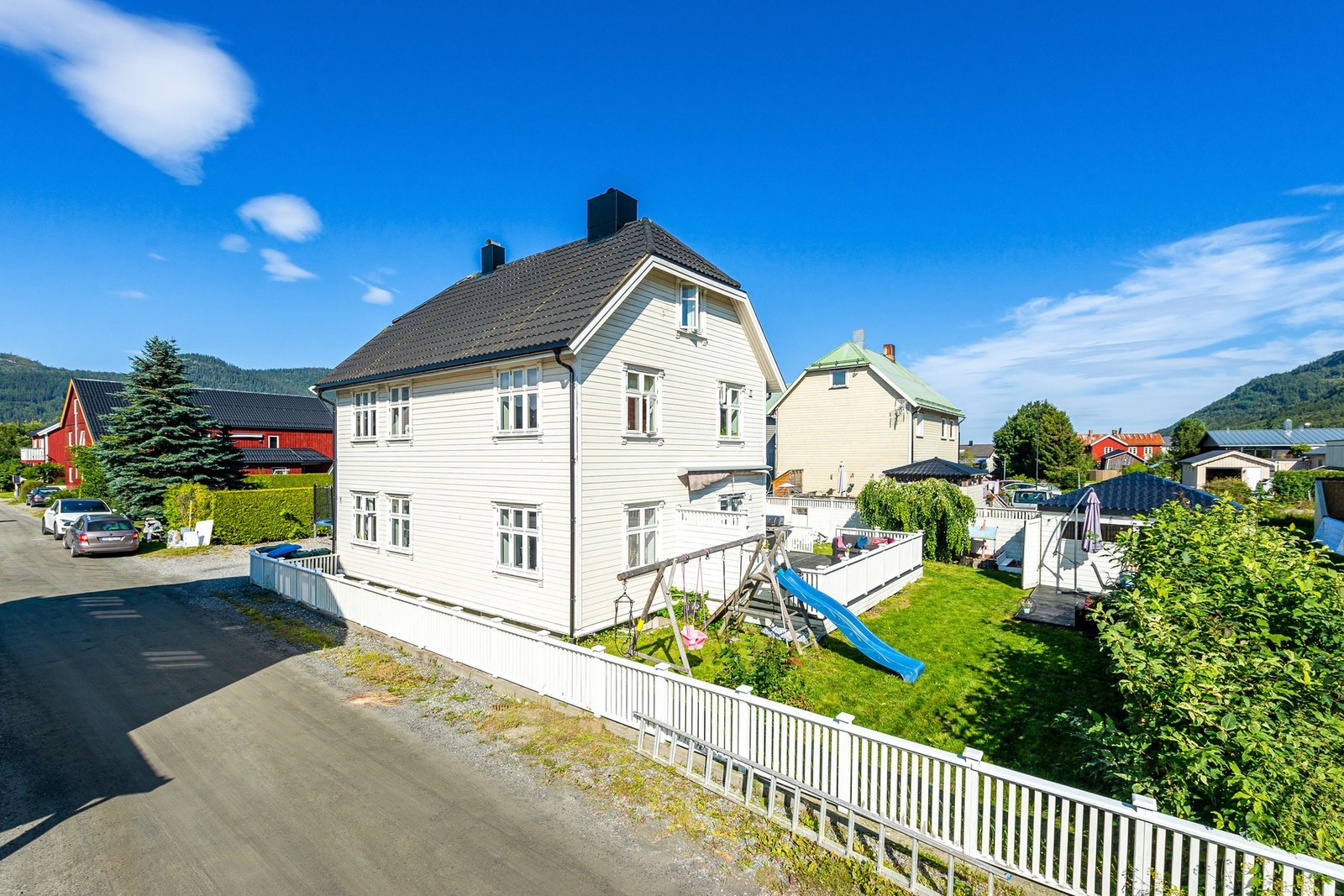 Opprinnelig en hel horisontaldelt tomannsbolig i trehusmiljøet Nerøra. Benyttes idag som enebolig. Steinkast unna barnehage, rekreasjonsområder og dagligvare. Galleribilde