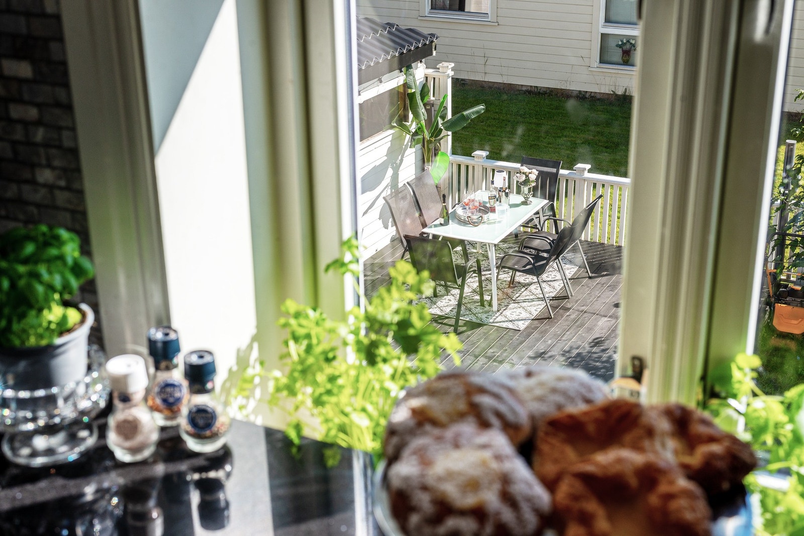 Fin utsikt mot hagen. Her kan du lage middag og følge med barna mens de leker i hagen. Galleribilde