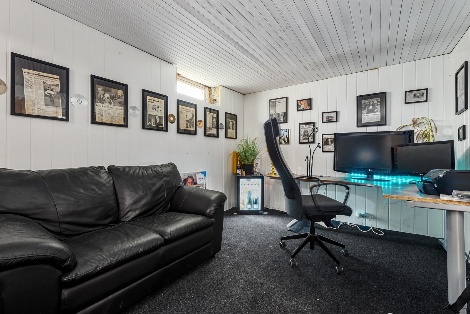 Kjellerstue på 12,5 m2 som i dag benyttes som hjemmekontor. Hele kjelleren har et bruksareal på 66 m2 og inneholder ellers 3 boder, gang, bod/vaskekjeller og uinnredet kjellerrom. Galleribilde