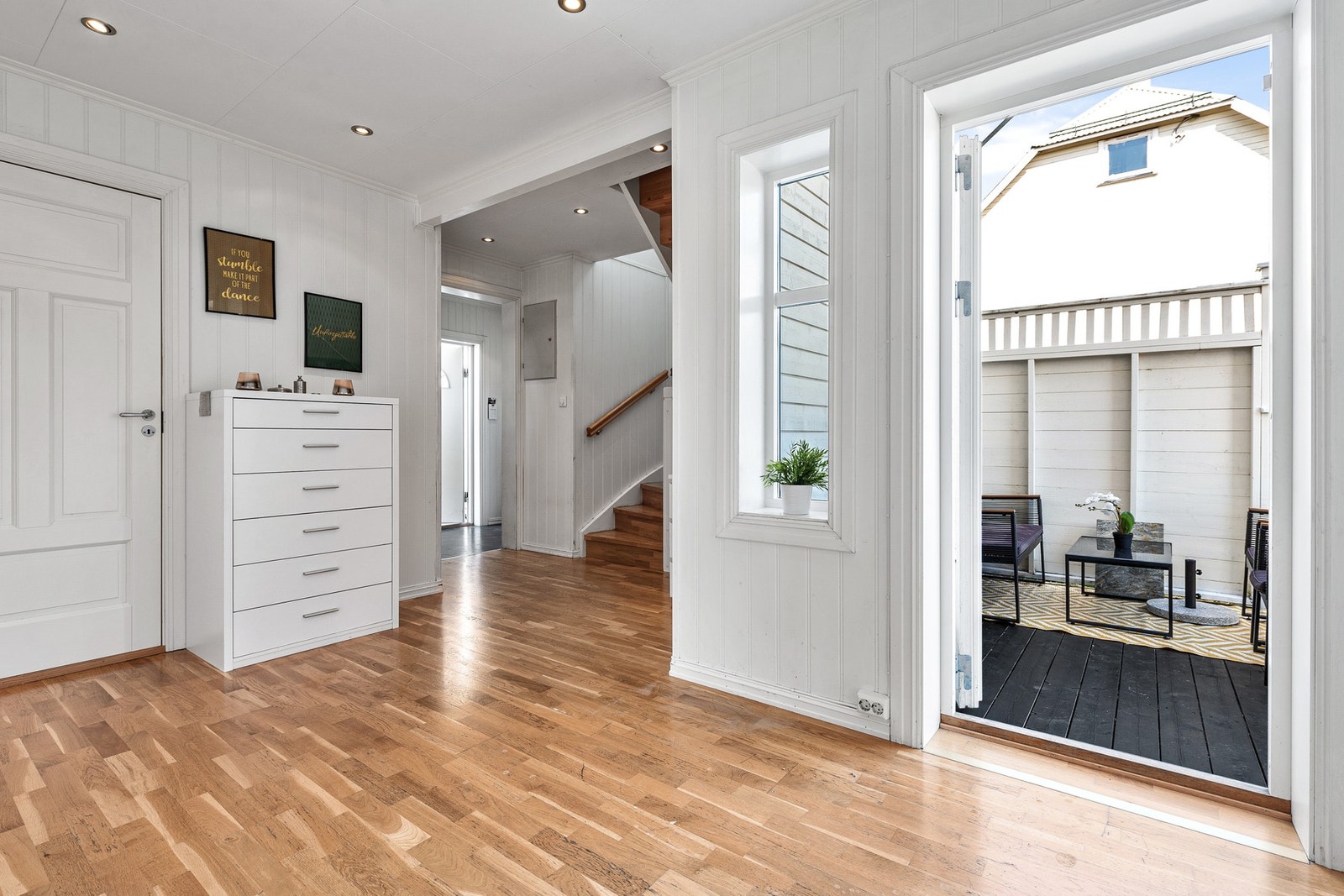 Entréen og gangen utgjør 20,5 m2 og gir et luftig og godt førsteinntrykk. Galleribilde