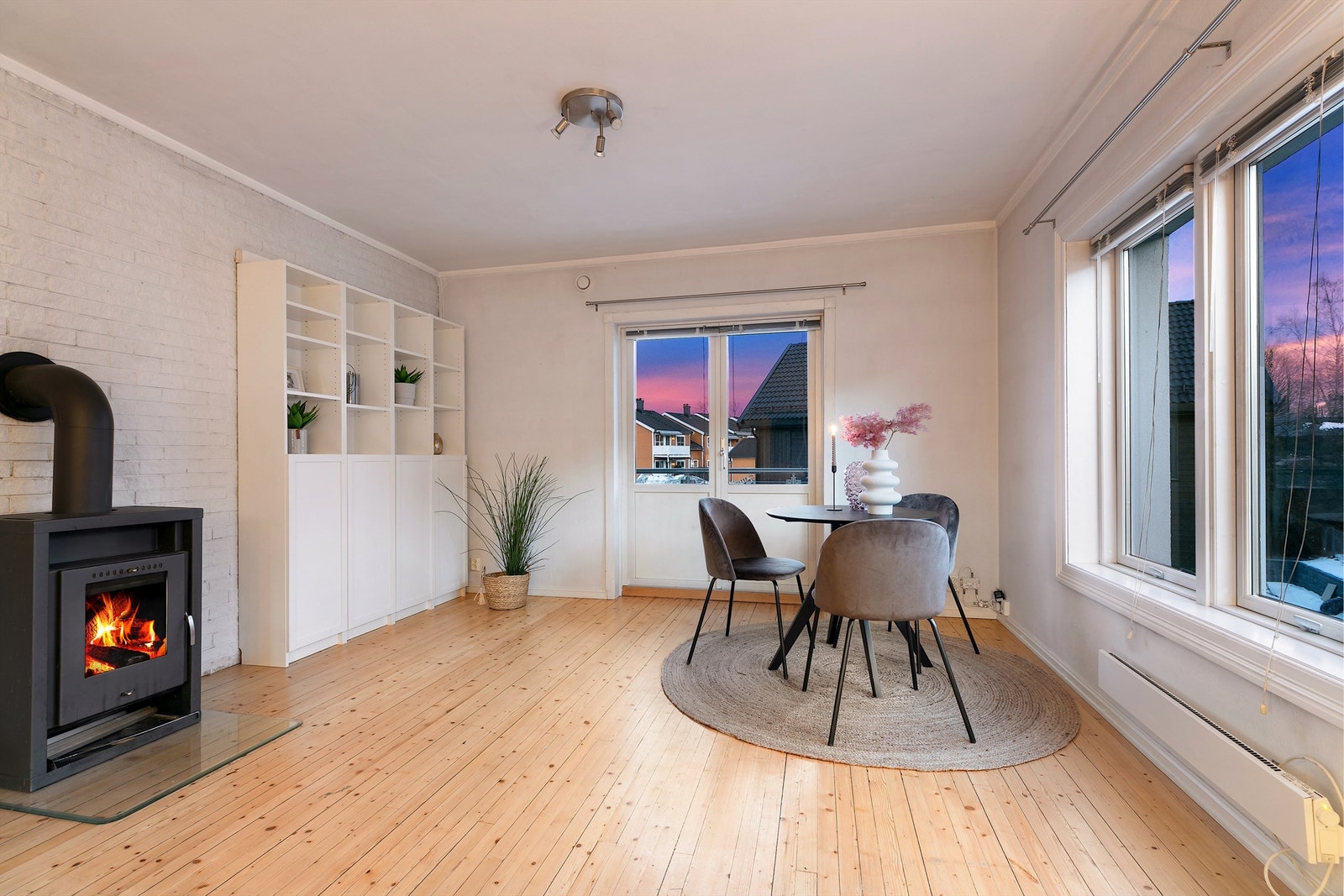 Spisestue med peisovn og utgang til terrasse Galleribilde