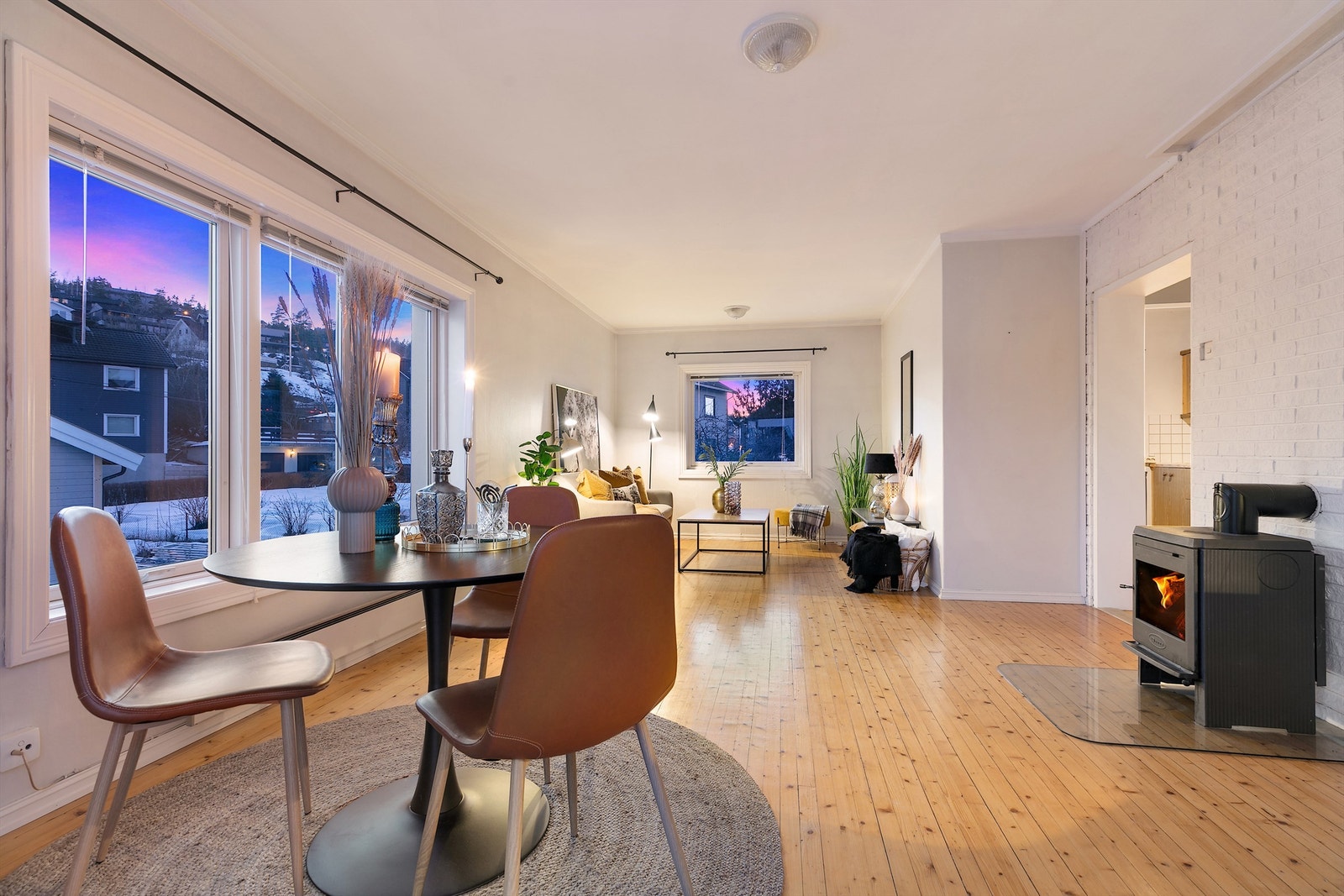 Stue 2. etg med peisovn Galleribilde