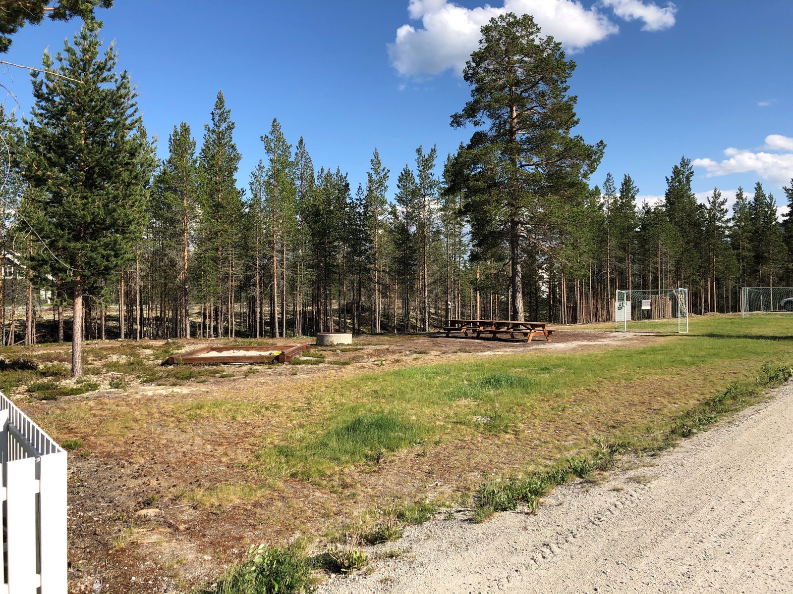 Det er felles lekeplass med Måntunveien og denne ligger rett bak de ledige tomtene Galleribilde