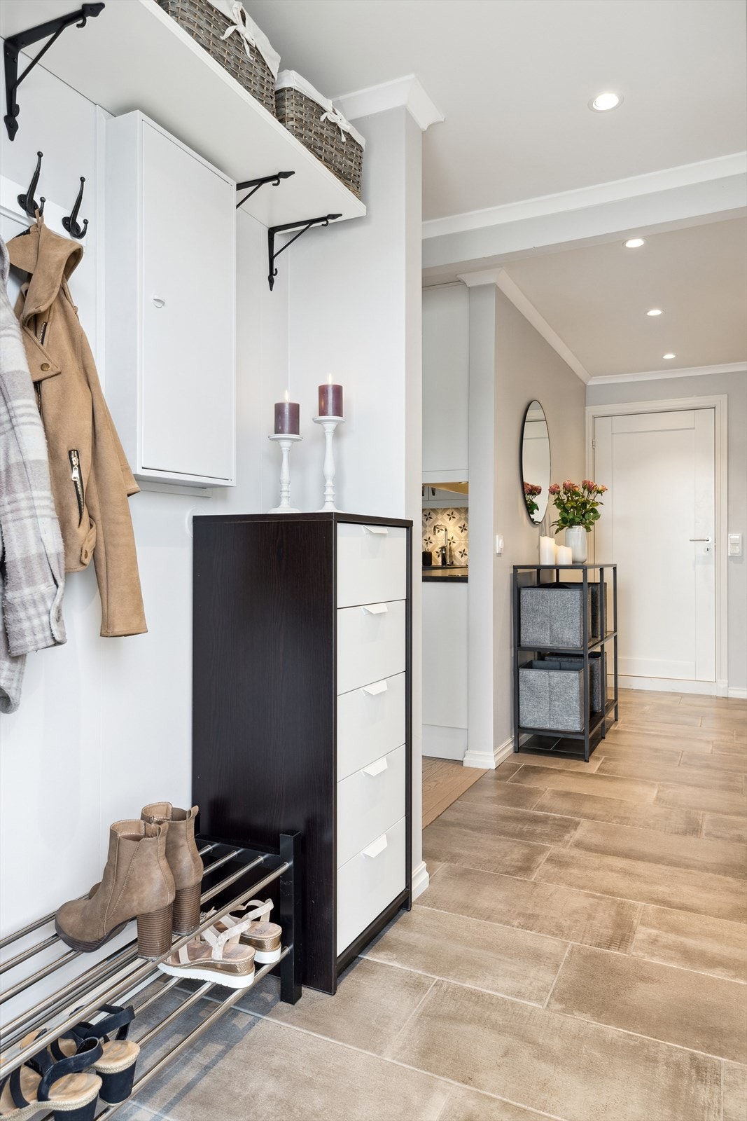 Her kan en henge fra seg yttertøy og sko før en går videre inn i leiligheten. Galleribilde