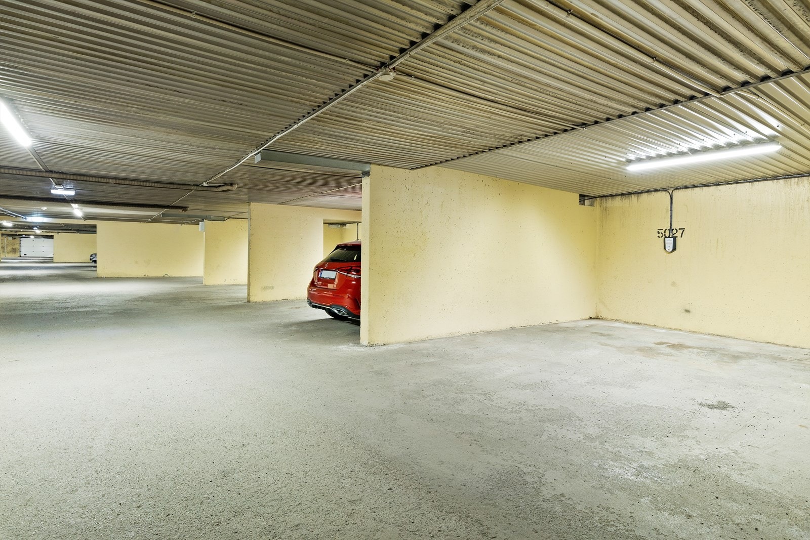 Med heisen kommer man direkte ned til garasjeanlegget med tilhørende garasjeplass merket med nr. 5027 Galleribilde