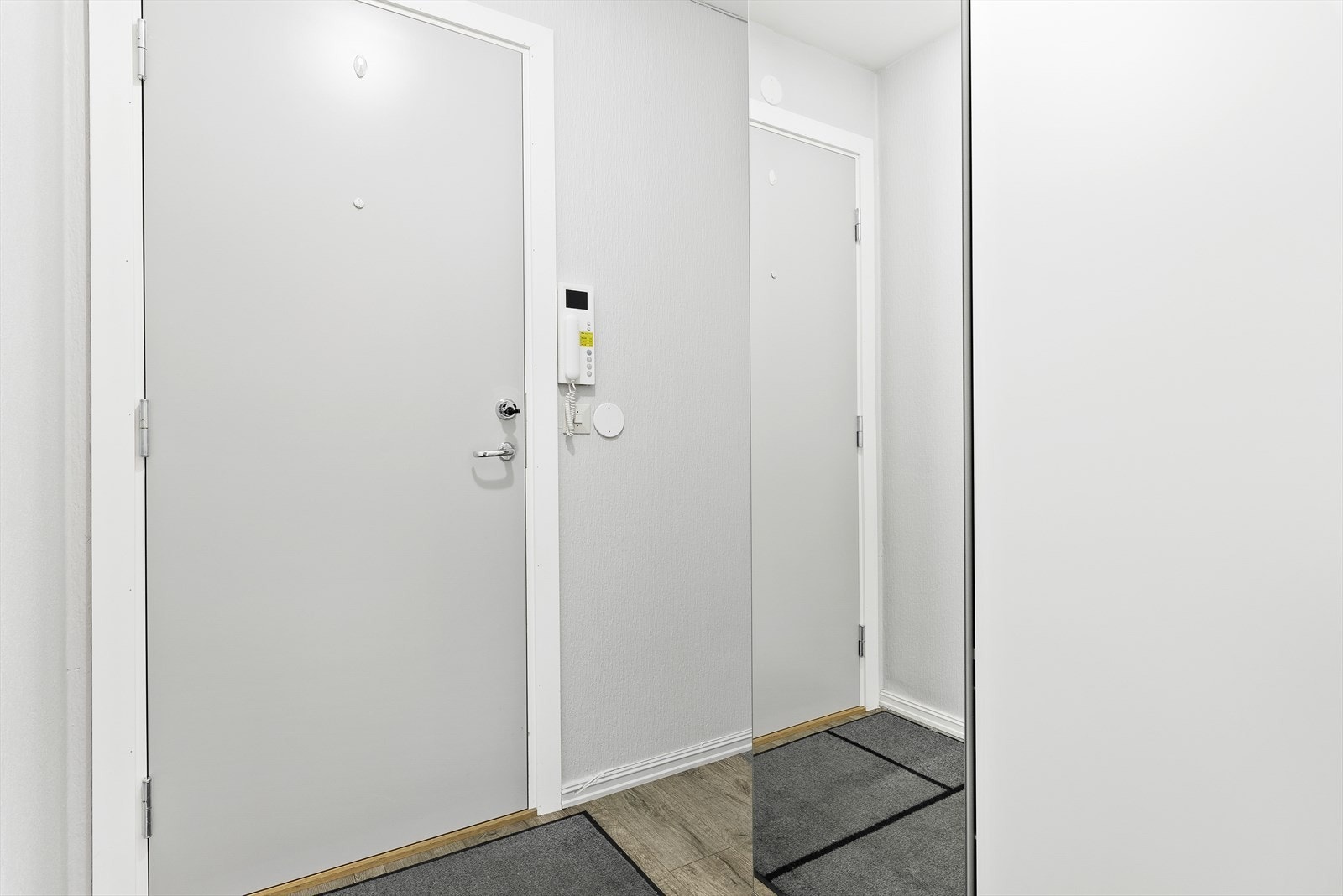 Entré med praktisk garderobeskap Galleribilde