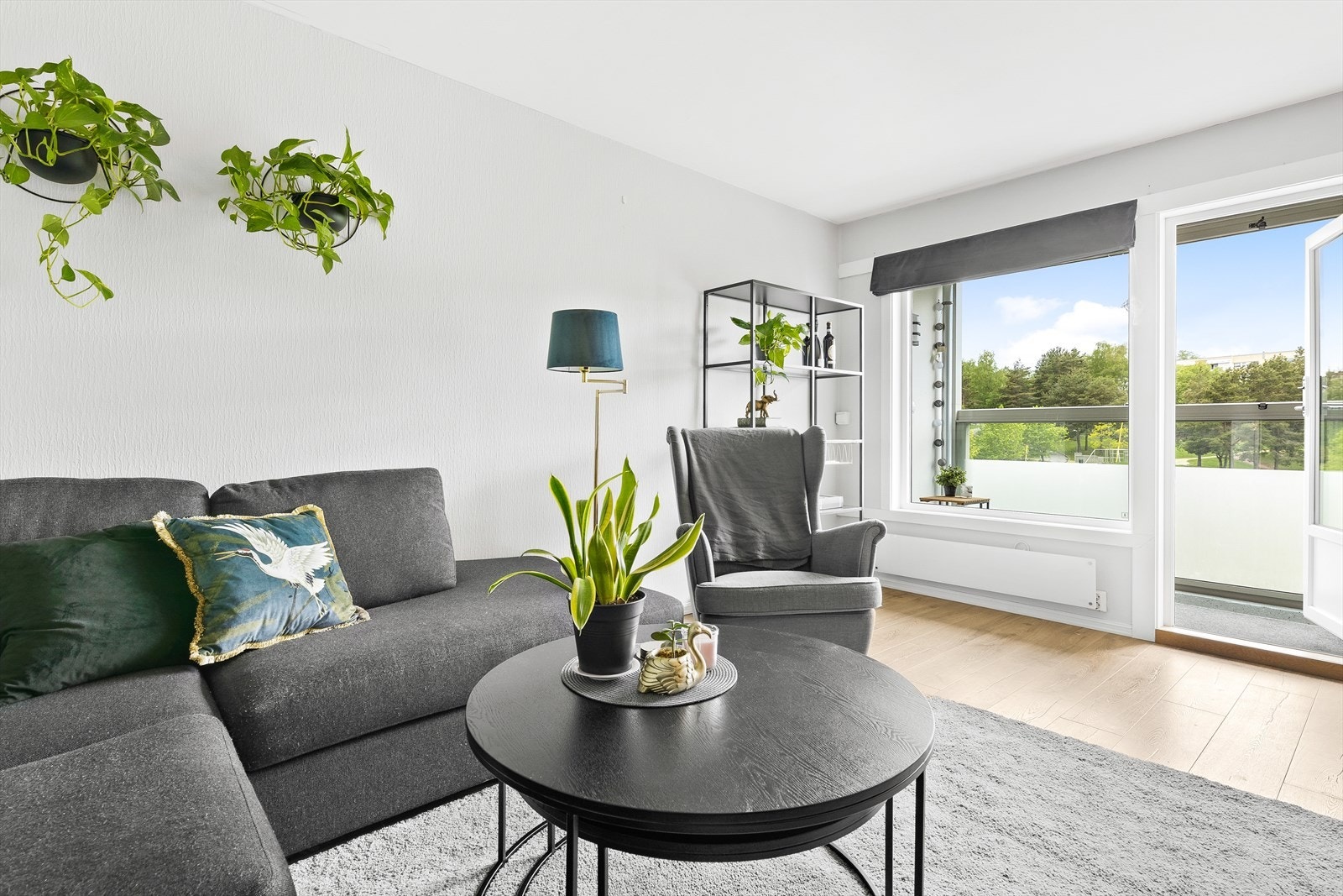 Det er utgang til balkong fra stue Galleribilde