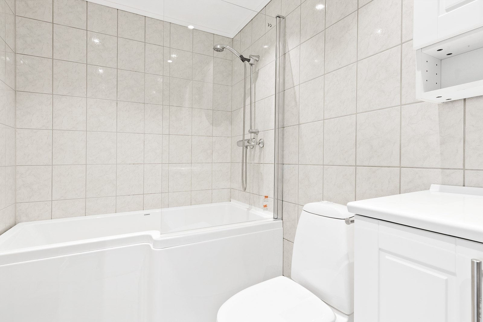 Badekar med dusj ble satt inn i 2022 Galleribilde