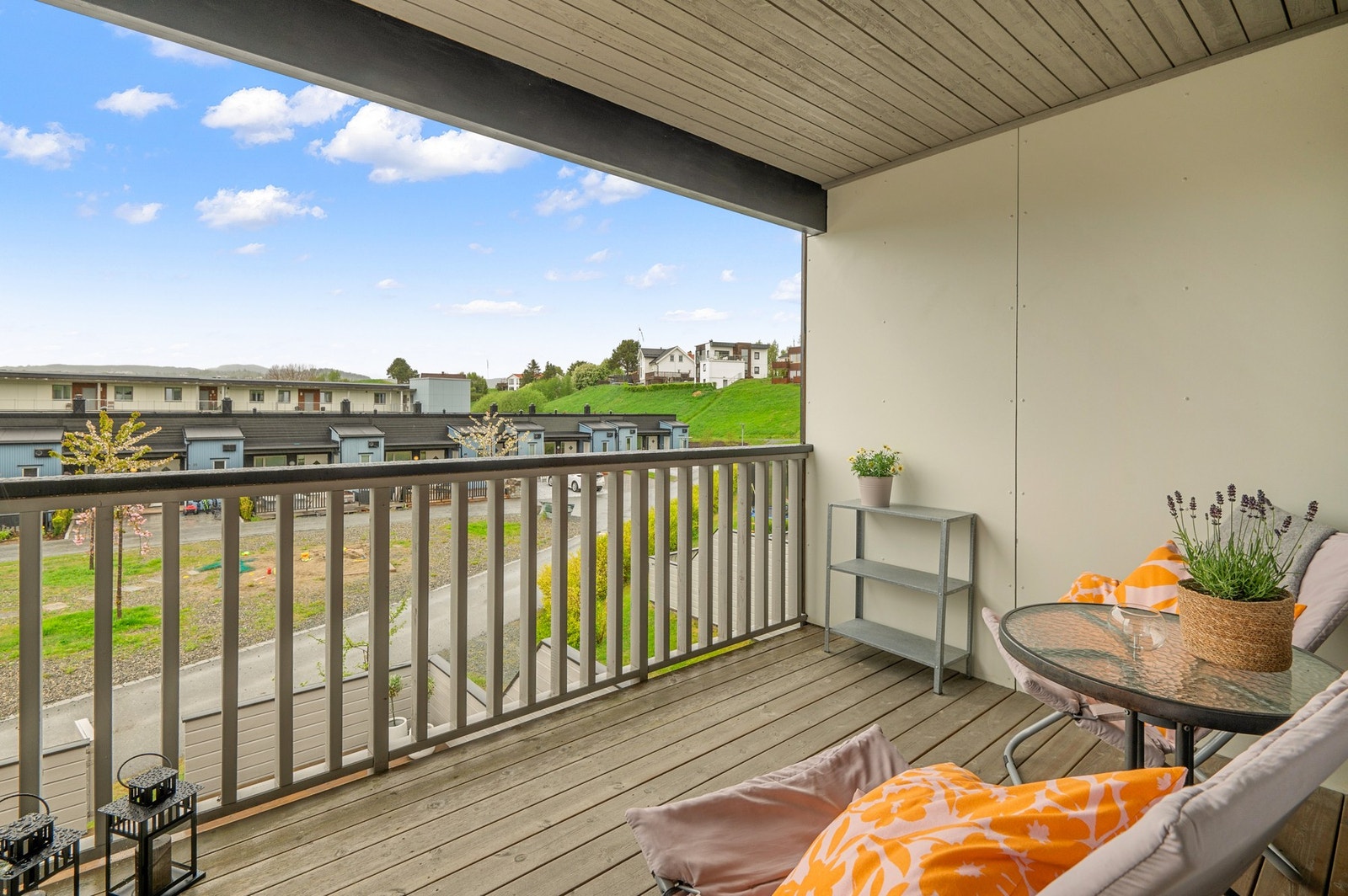 Verandaen i 2.etasje er usjenert og byr på både utsikt og kveldssol. Galleribilde