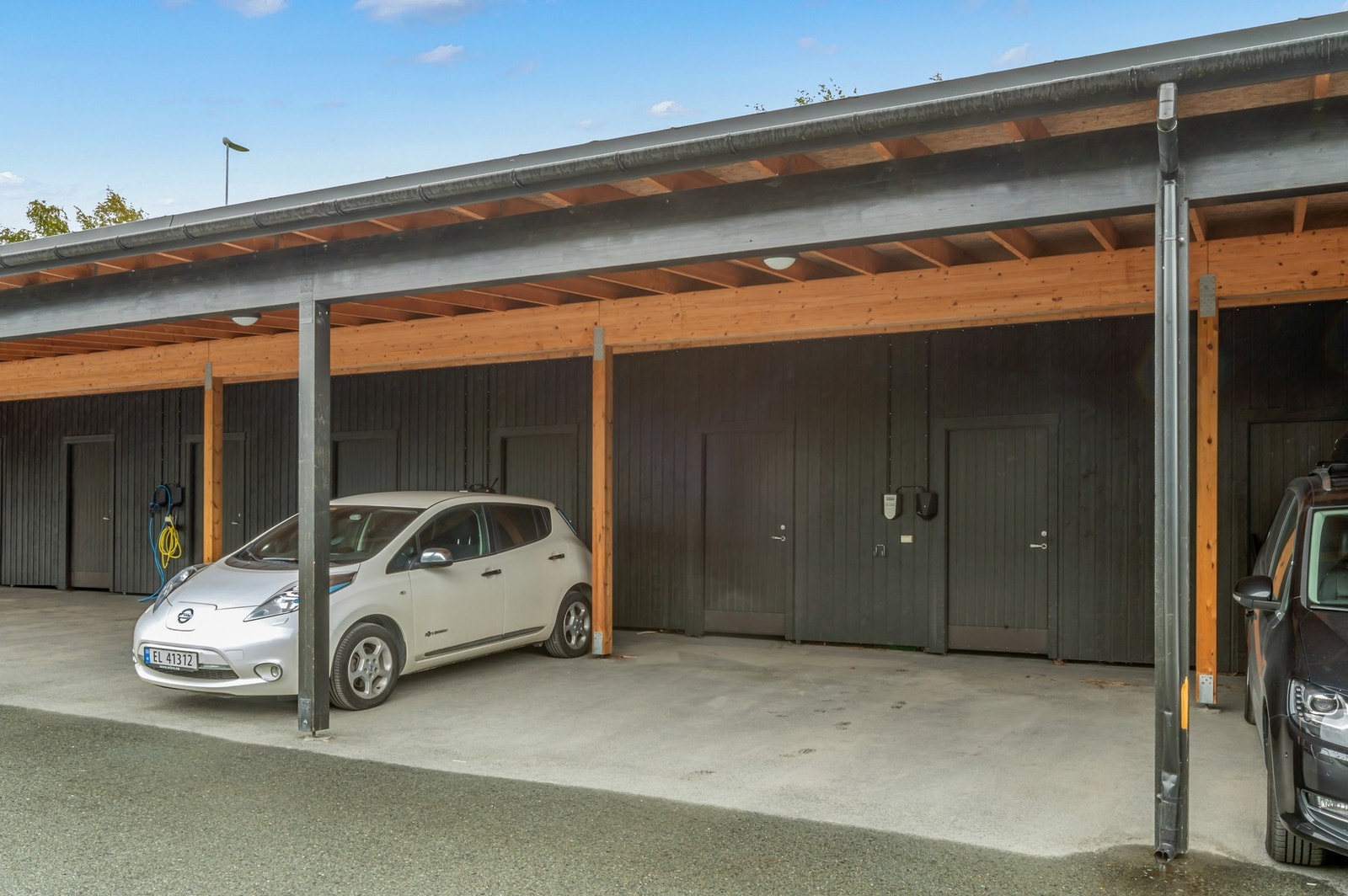 Egen carport med bod i bakkant. Mulighet for el-billader. Galleribilde