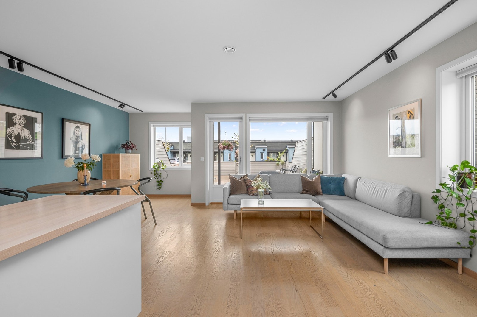 Lys og romslig stue med ekstra vindu da huset ligger på enden av rekken. Galleribilde