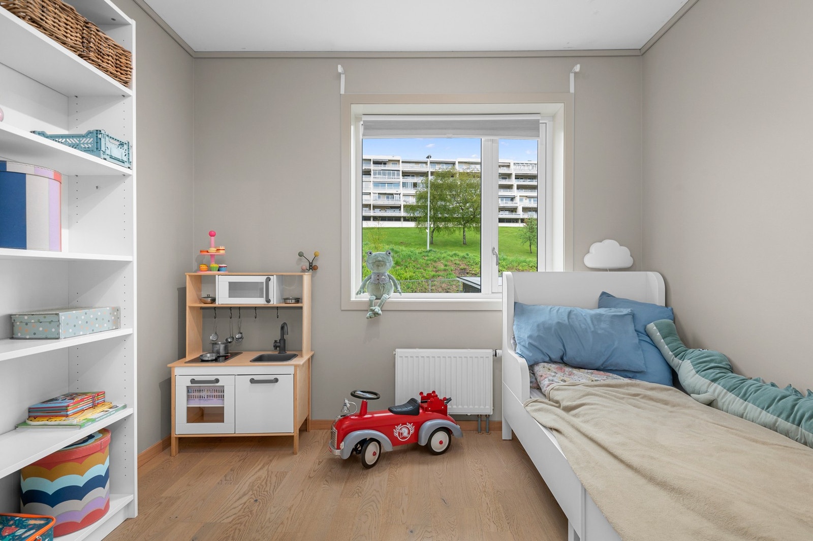 Huset har 3 gode soverom i 2.etasje. Galleribilde