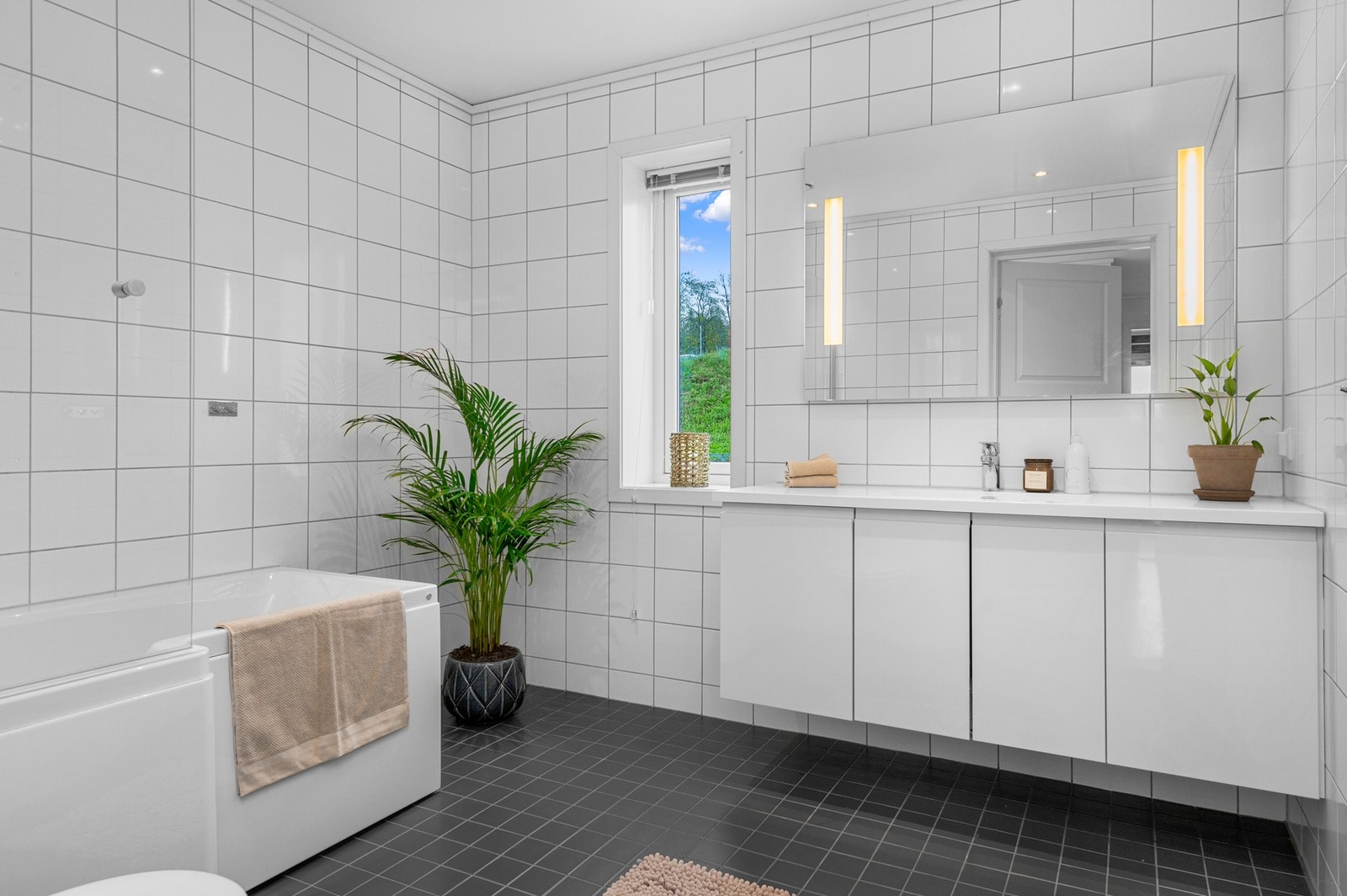 Romslig og pent bad med bl.a. dusjhjørne m/badekar. Varme i gulv og downlights. Galleribilde