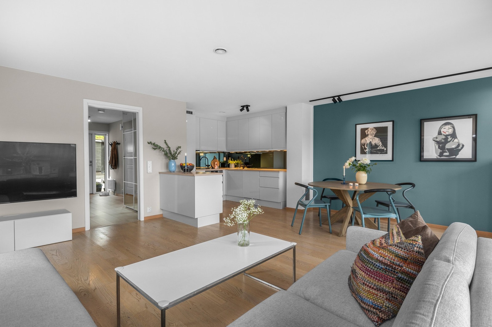 Stuen har god plass til både salong og spisemøblement. Galleribilde
