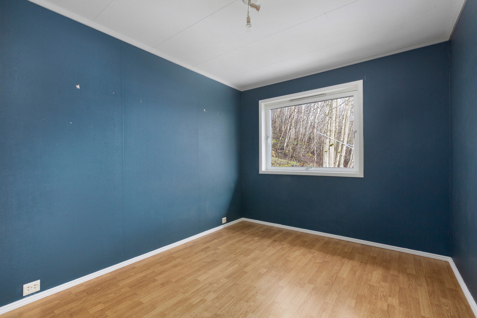 Boligen har tre soverom, to i 1.etasje og en i sokkelen. Galleribilde