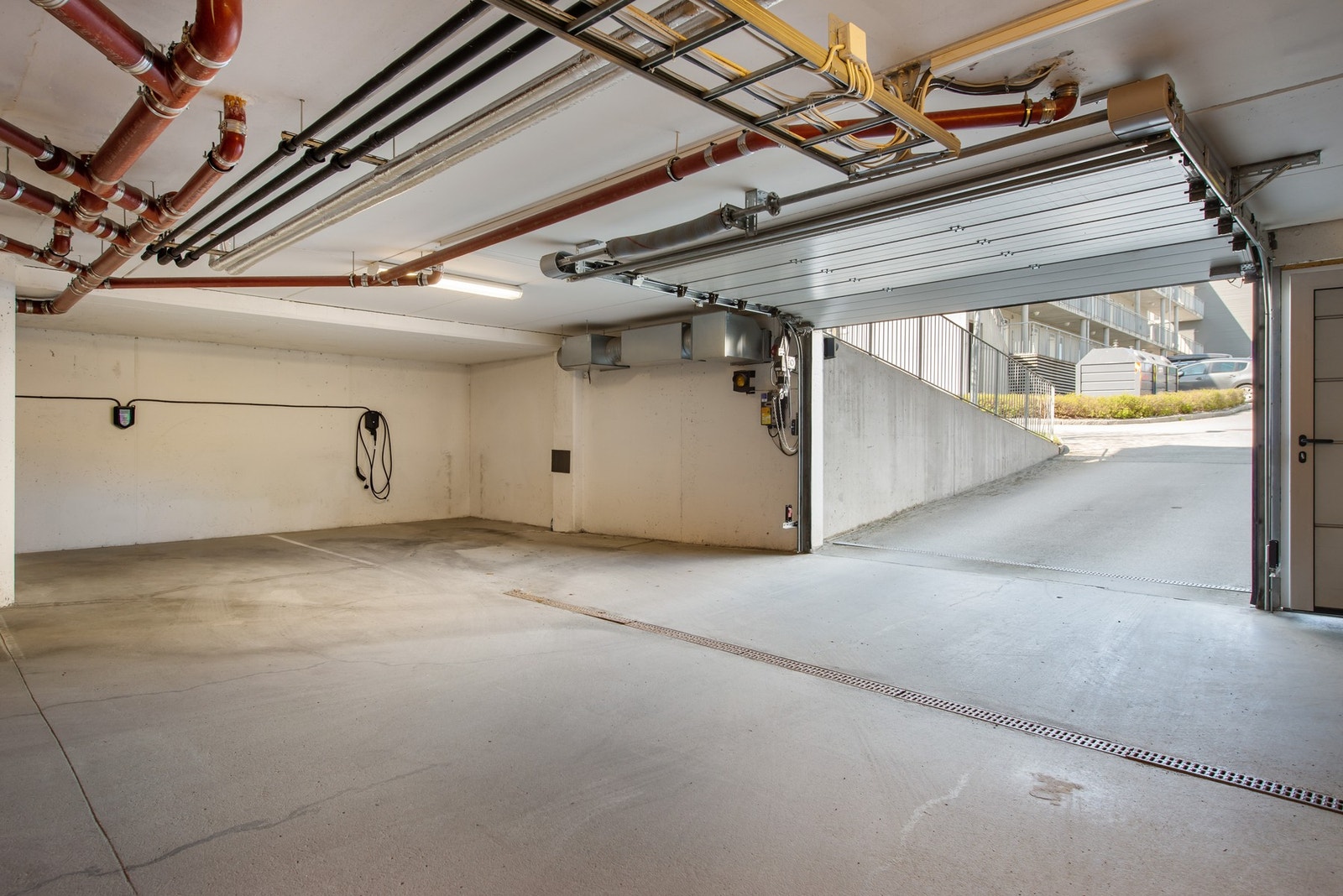 Egen parkeringsplass i kjeller med el-bil lader. Galleribilde