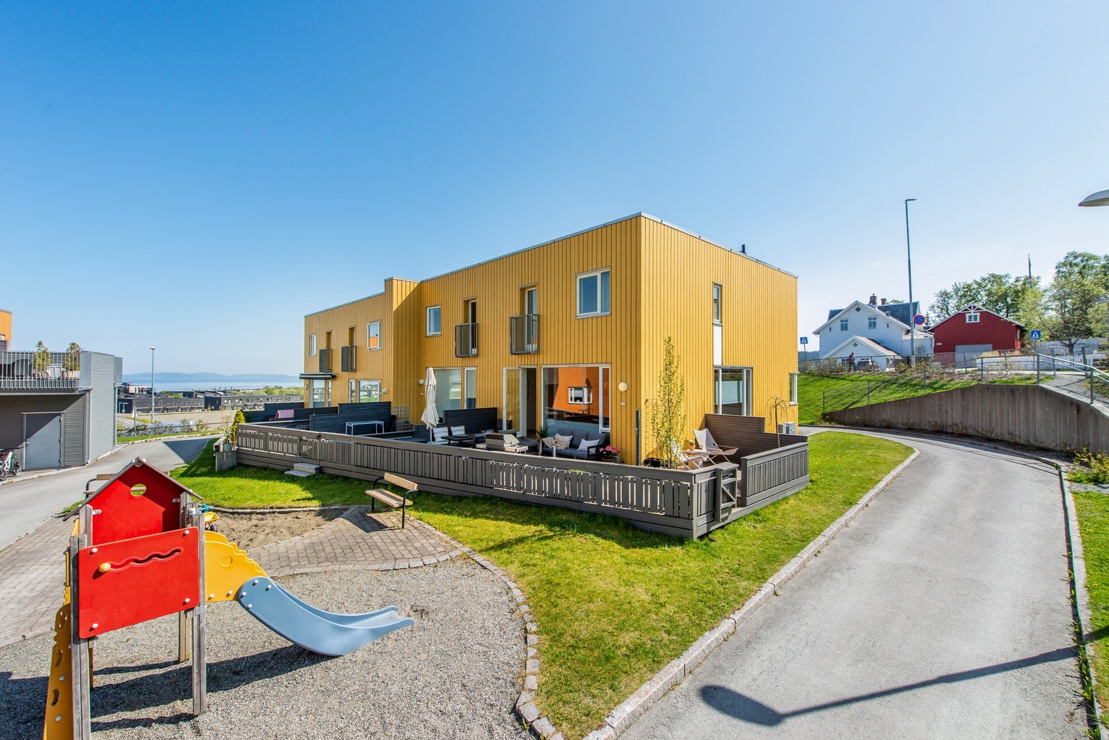 Boligen har en fin beliggenhet som byr på meget gode solforhold Galleribilde