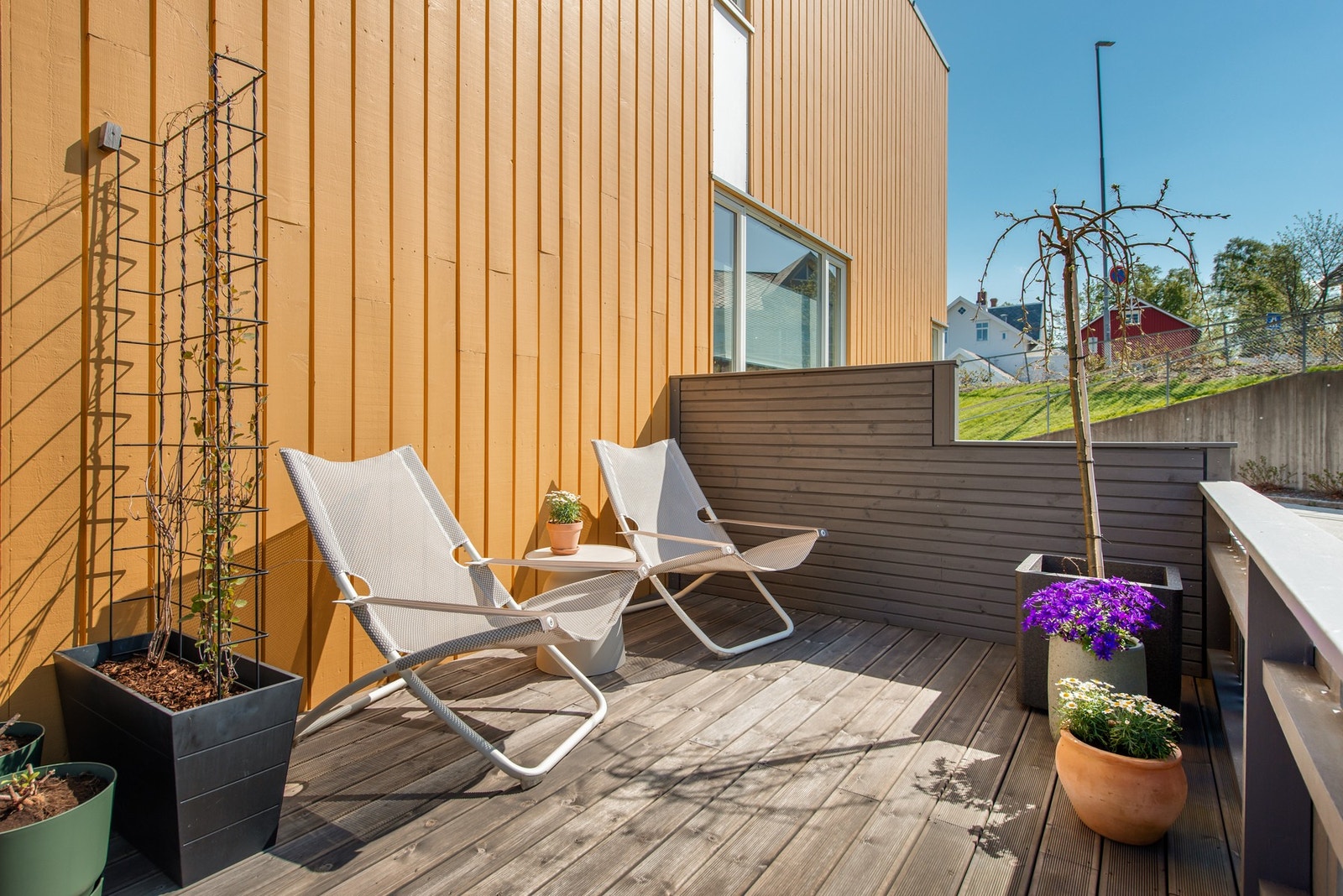 Her har du plass til flere sittegrupper og grill Galleribilde