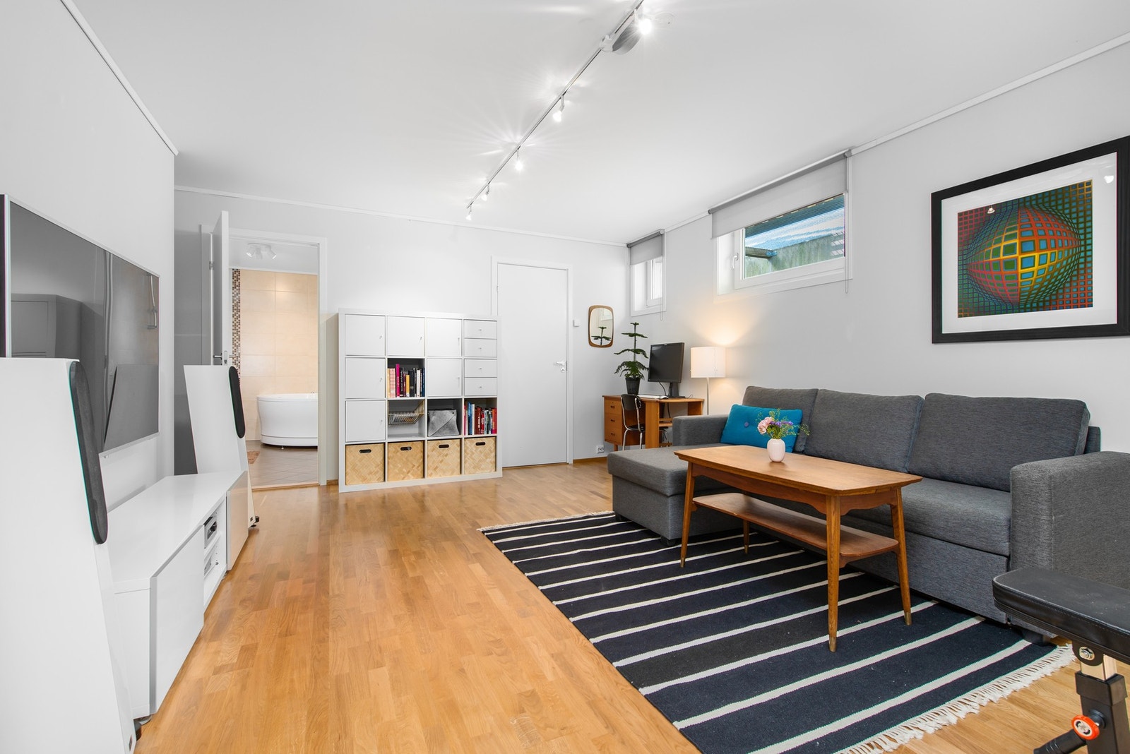 I kjelleretasjen har du en stor innredet kjellerstue, bad samt bod/teknisk rom Galleribilde