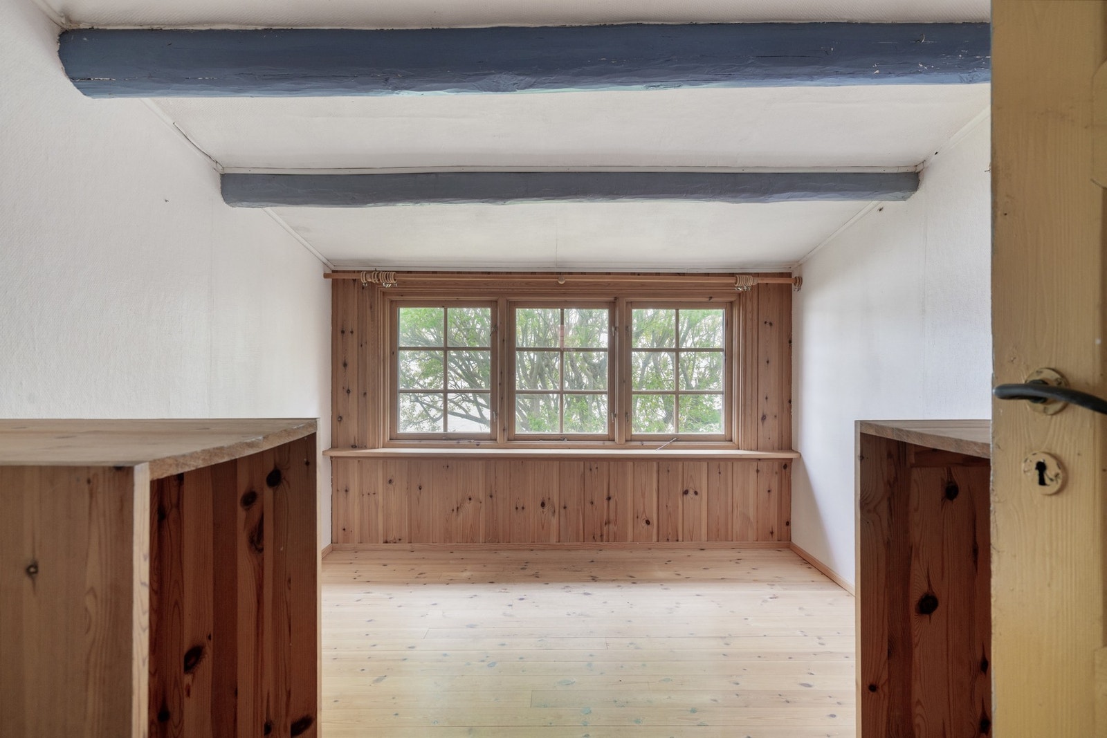 I hytten er det to soverom, der begge har adkomst via kjøkkenet. Her ser du soverom 1. Galleribilde