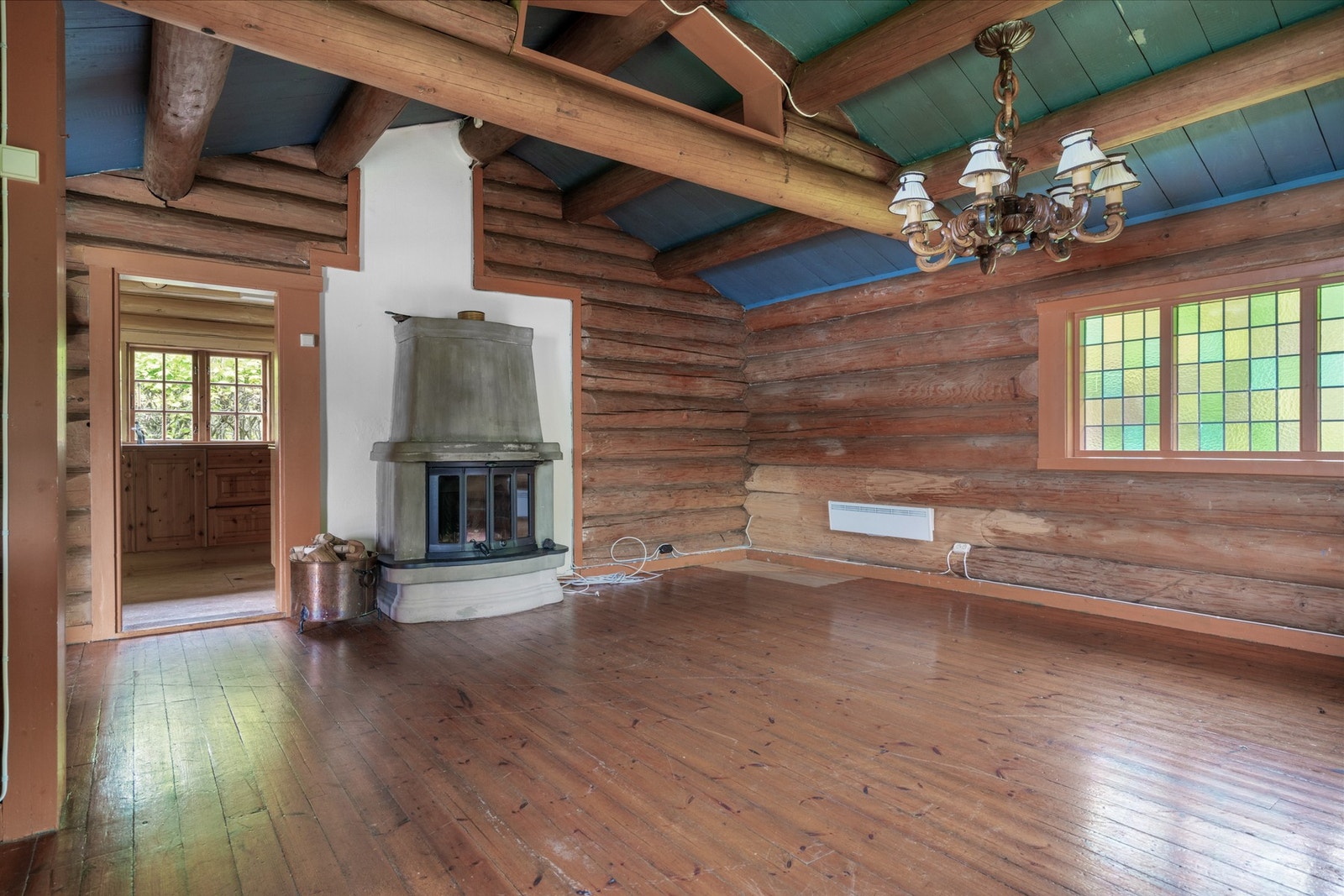 Hytten inneholder stue med plass til spisebord og sofagruppe hvor koselige familiekvelder kan nytes. Galleribilde