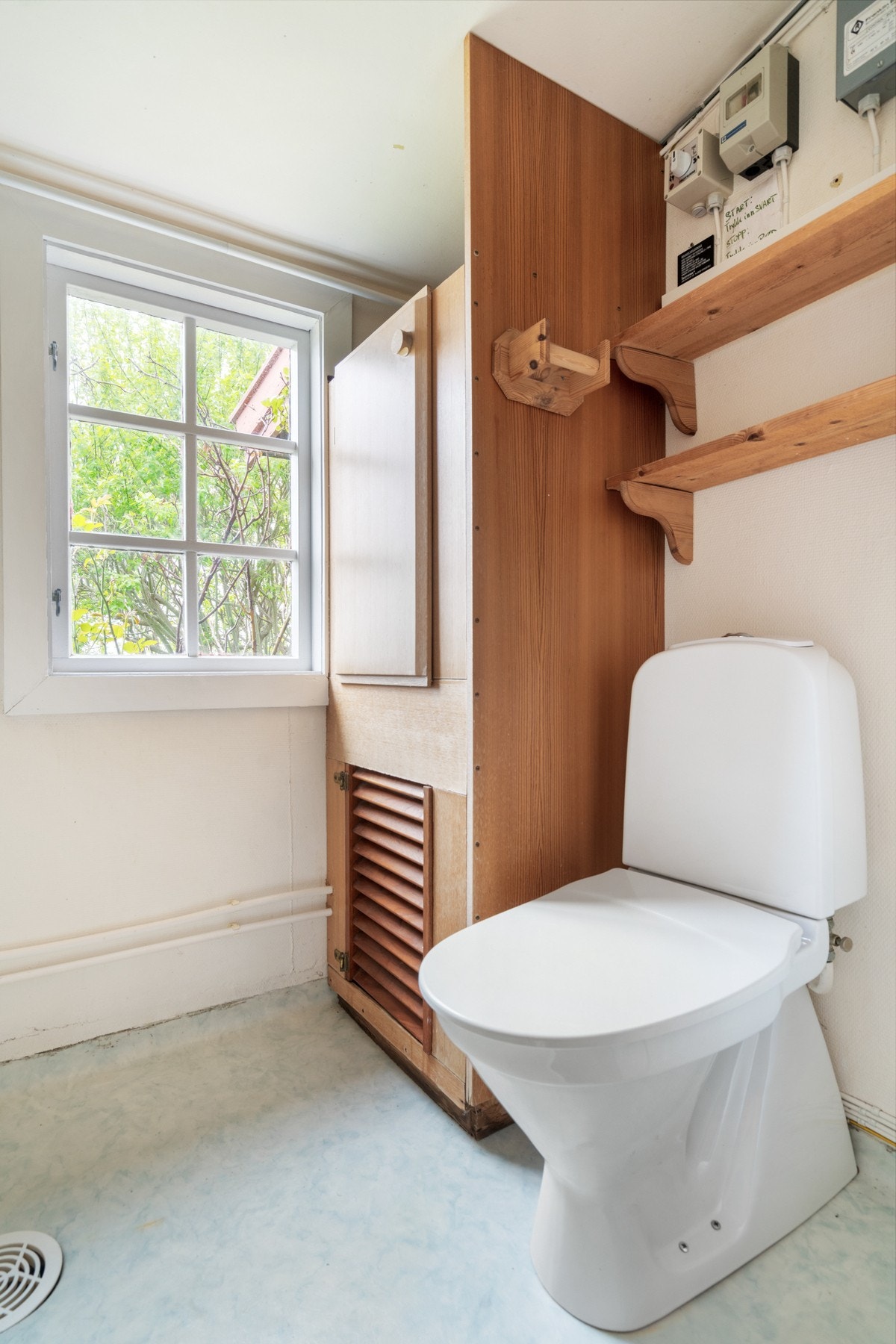 Rommet er enkelt innredet med gulvstående toalett, servant og dusj. Galleribilde