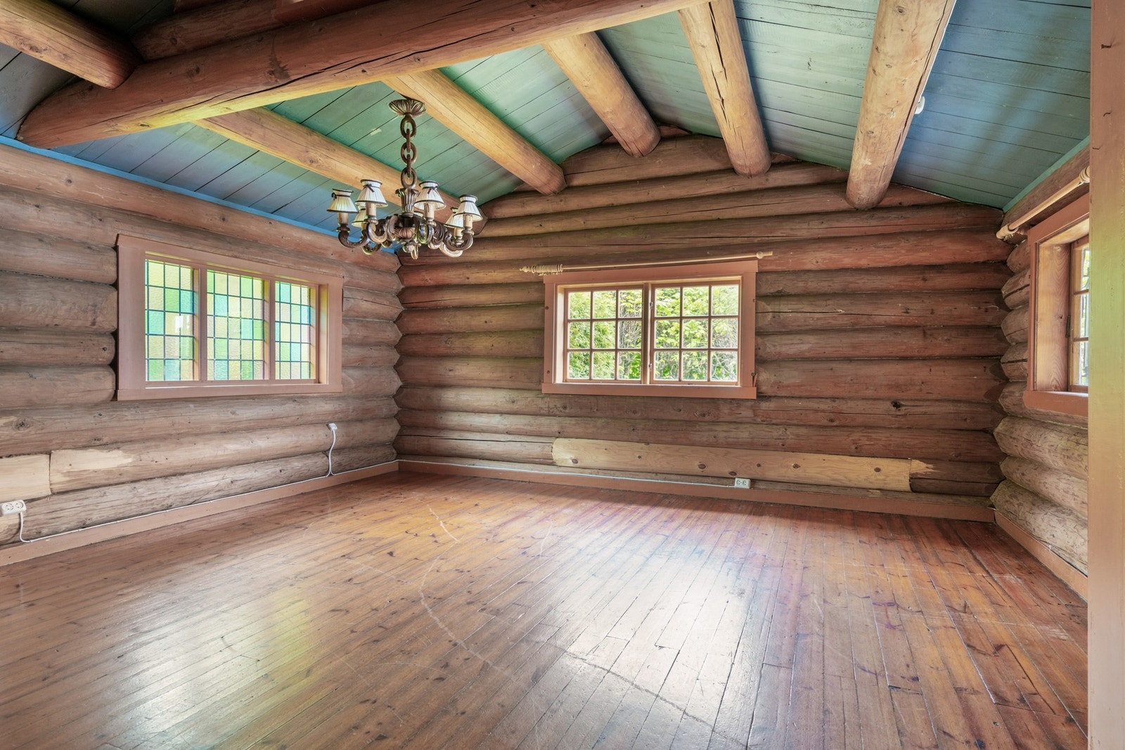 Stuen gir deg den ordentlige hyttefølelsen med treverk fra gulv til tak. Med peis i stuen kan du nyte den varme atmosfæren den gir hytten på høst og vår. Galleribilde