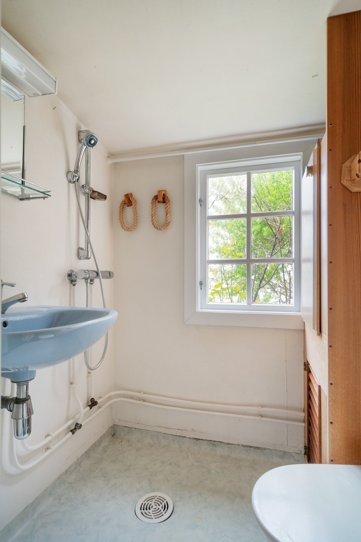 Det er et bad med adkomst utenfra som ligger tvers over inngangspartiet. Galleribilde