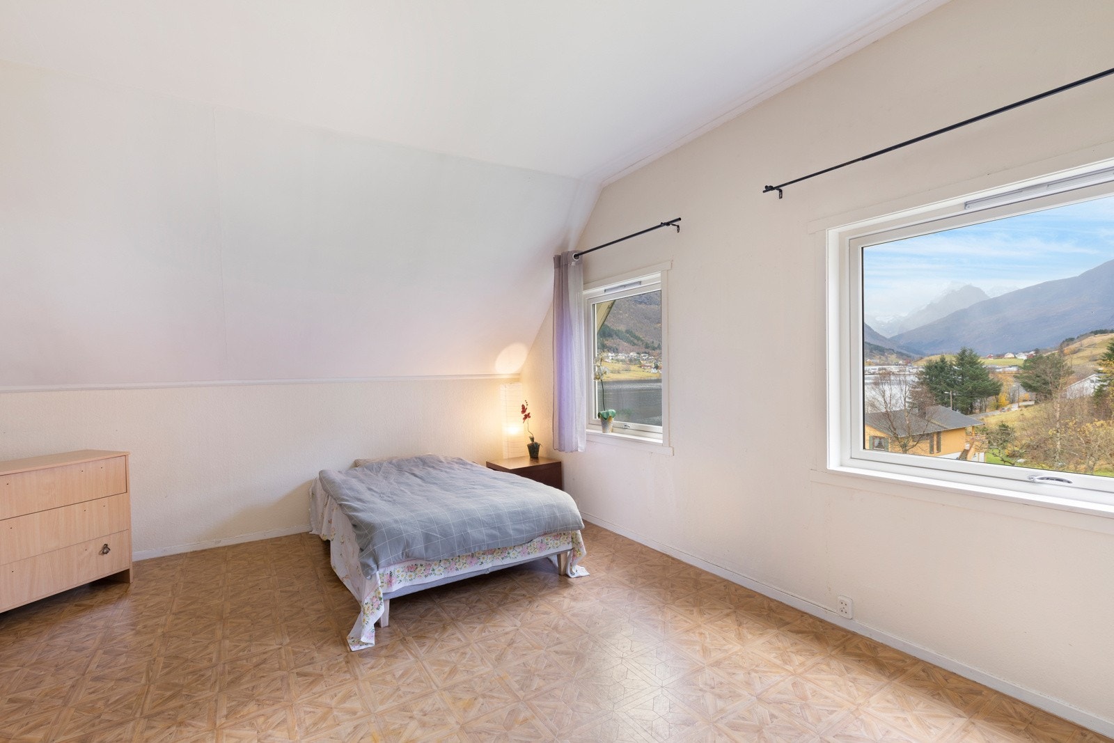 Stor stue/soverom på loftet. Galleribilde