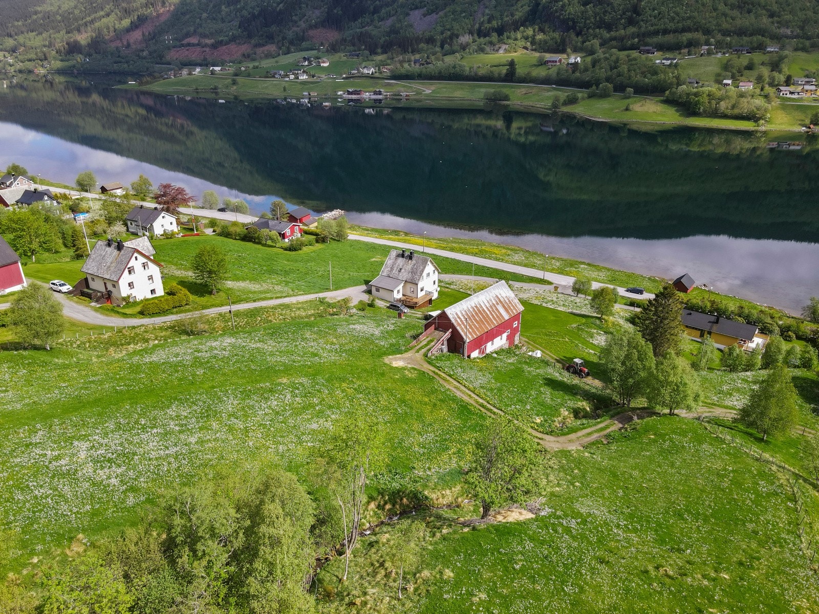 Flott beliggenhet like ved Sykkylvsfjorden. Galleribilde
