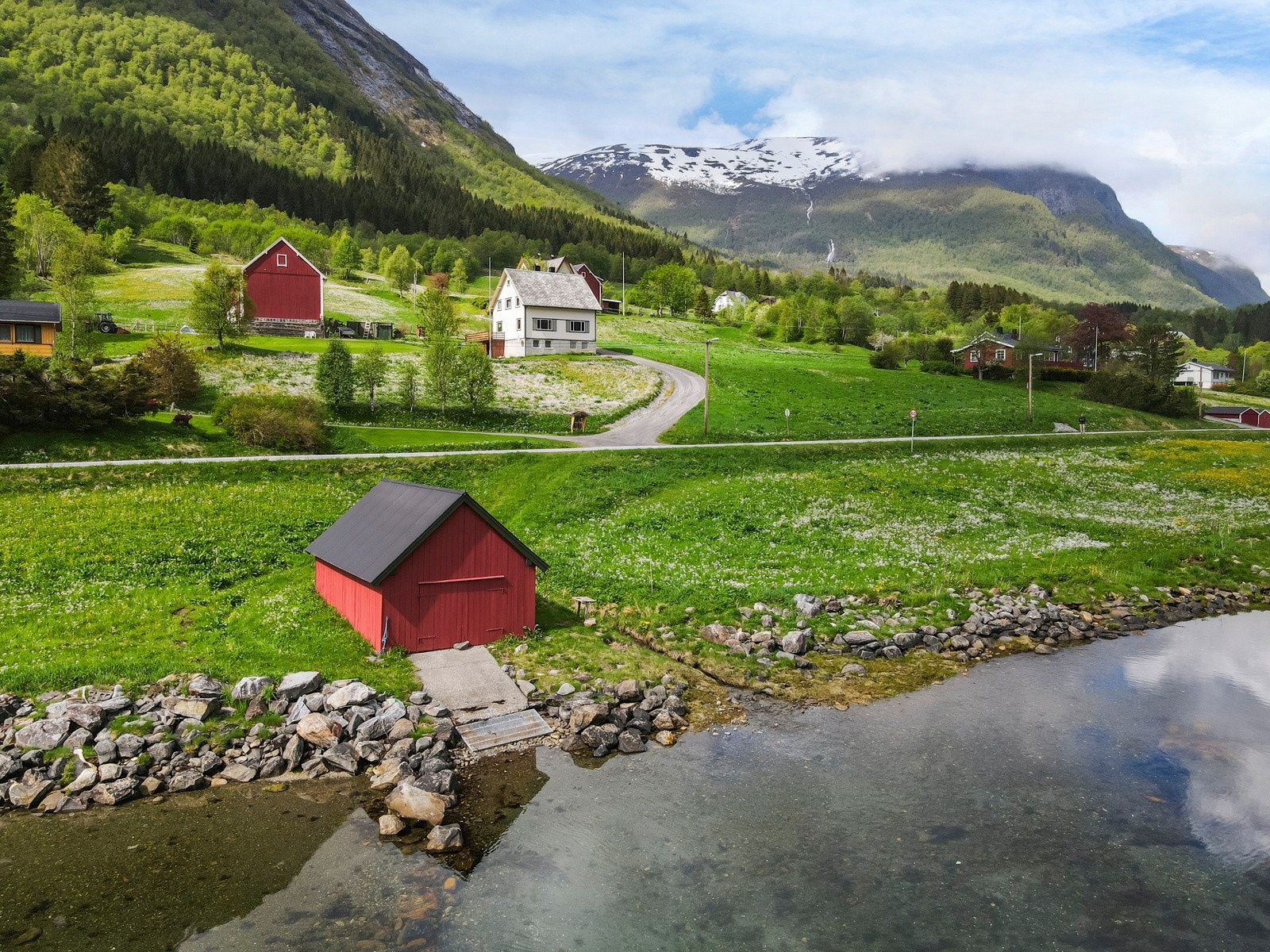 Flott beliggenhet like ved Sykkylvsfjorden. Galleribilde