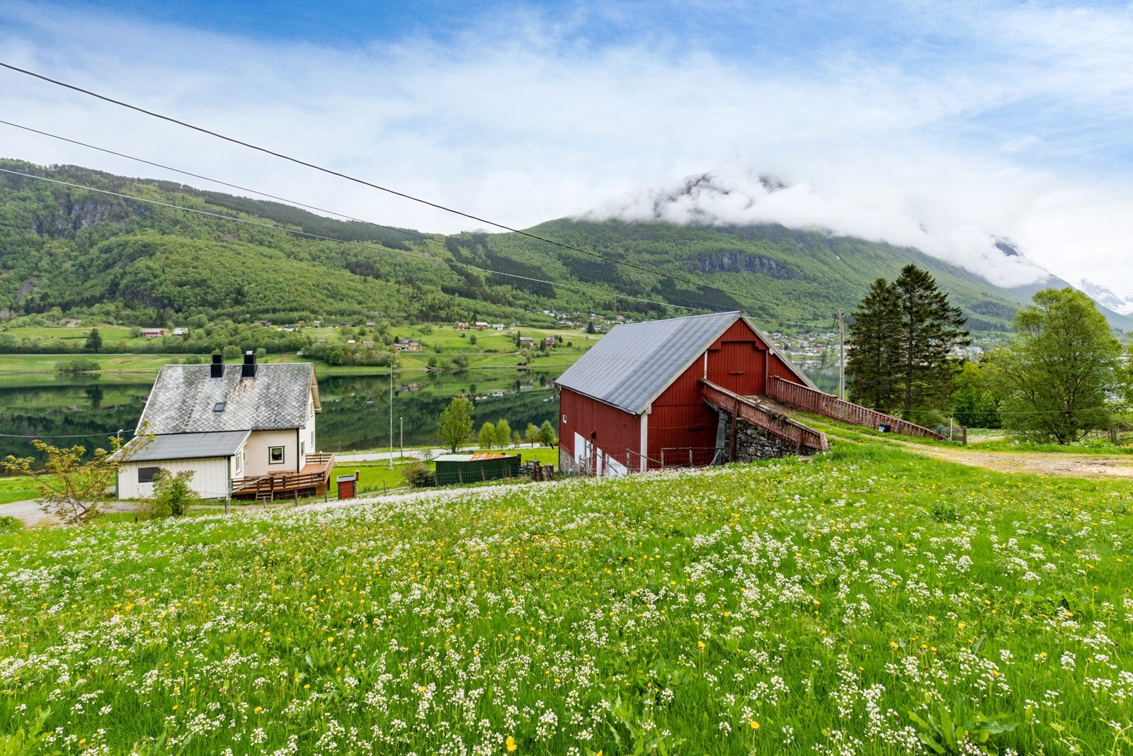 Flott småbruk med blant annet bolig, løe/fjøs og naust. Galleribilde