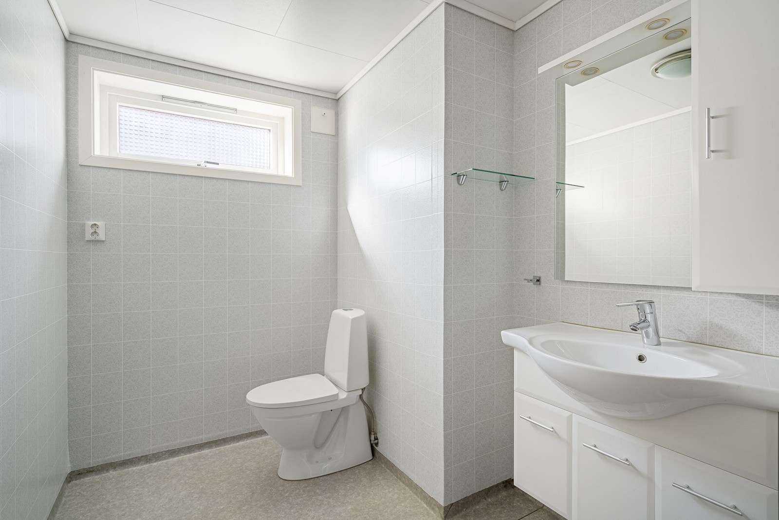 Bad i underetasjen med belegg på gulv og vegger, samt varmekabler i gulvet. Galleribilde