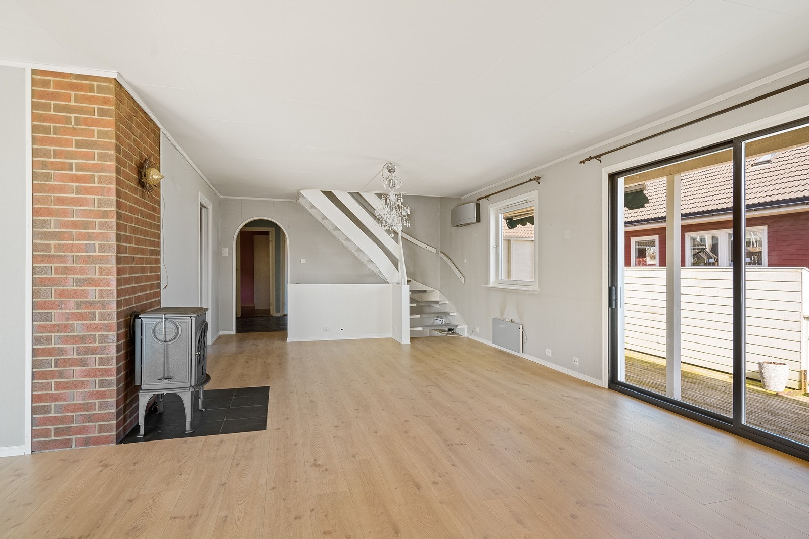 Utgang til solrik terrasse fra stuen Galleribilde