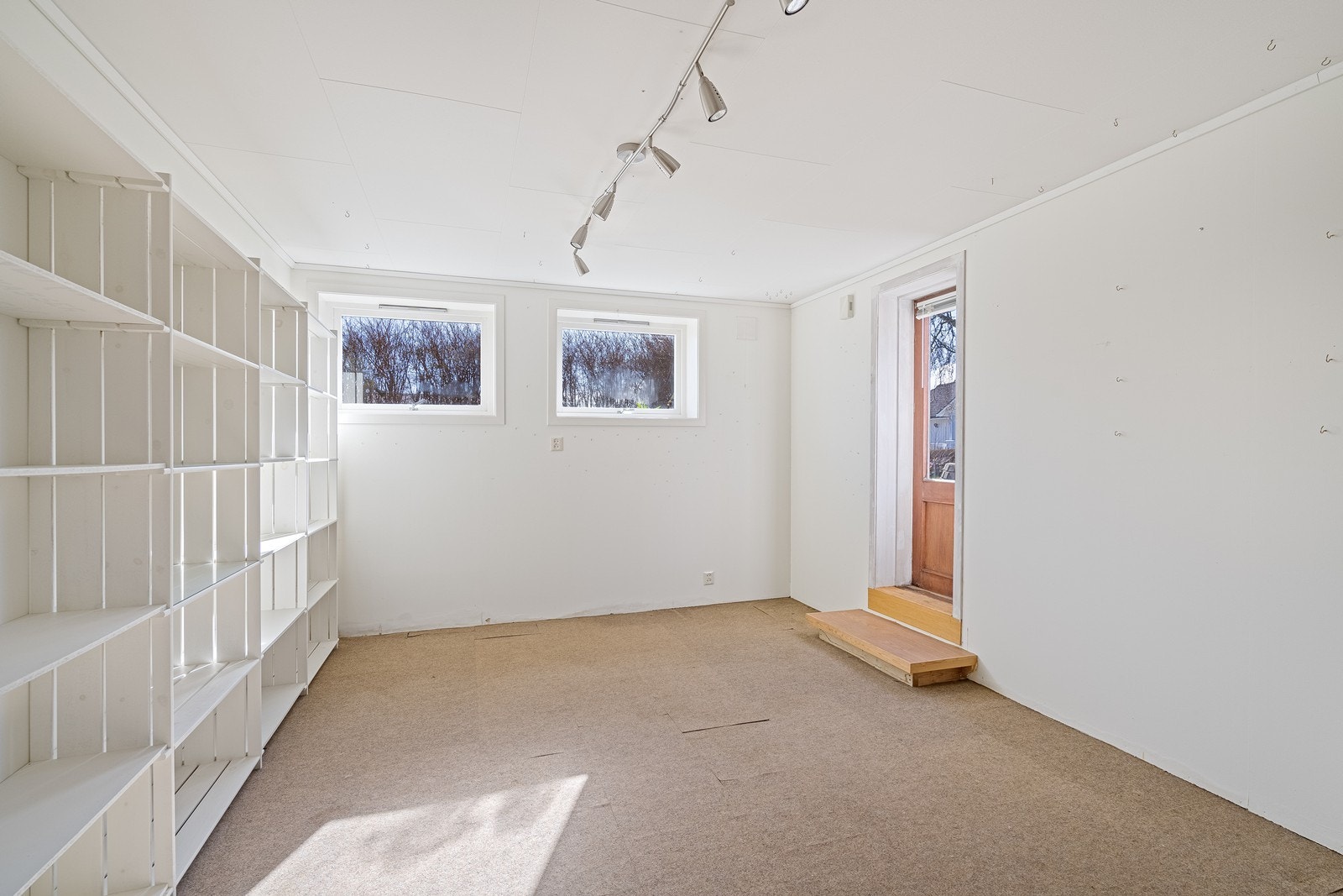 Kjellerstue/hobbyrom med egen inngang. Galleribilde