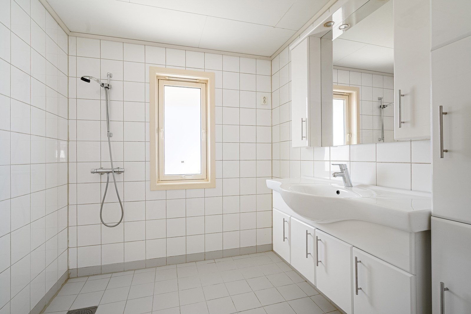 Bad med flis på gulv og vegger, samt varmekabler i gulvet Galleribilde