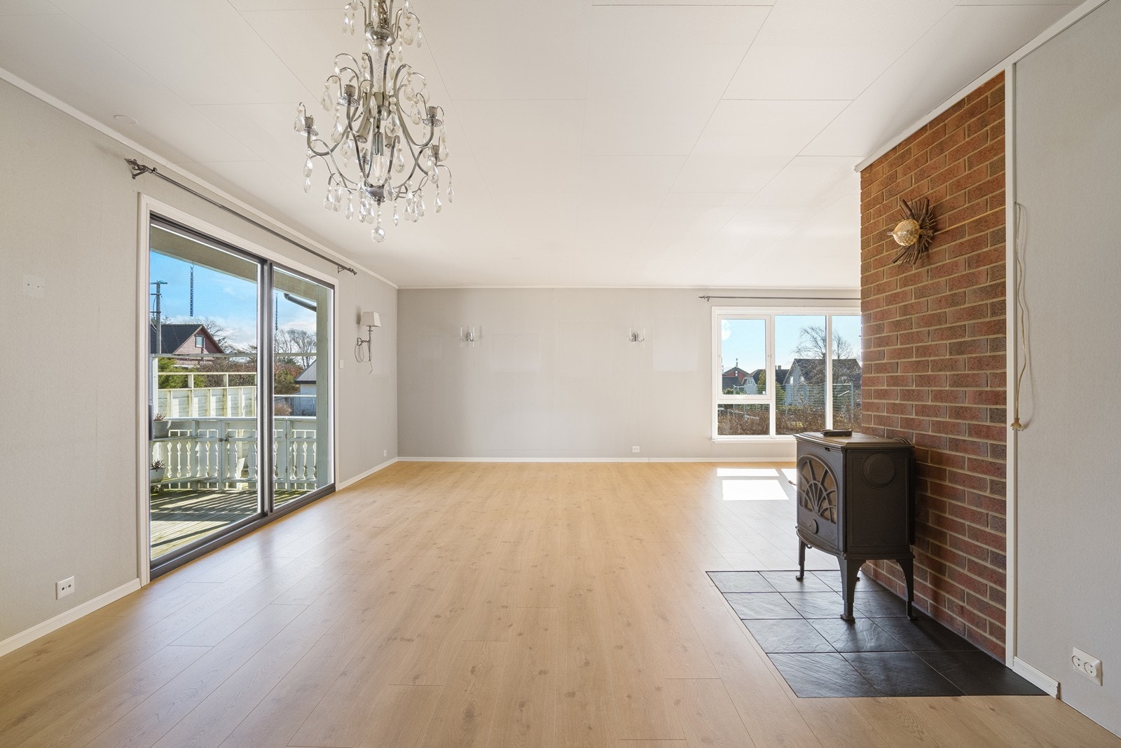 Stor vinkelstue med både vedovn og varmepumpe Galleribilde