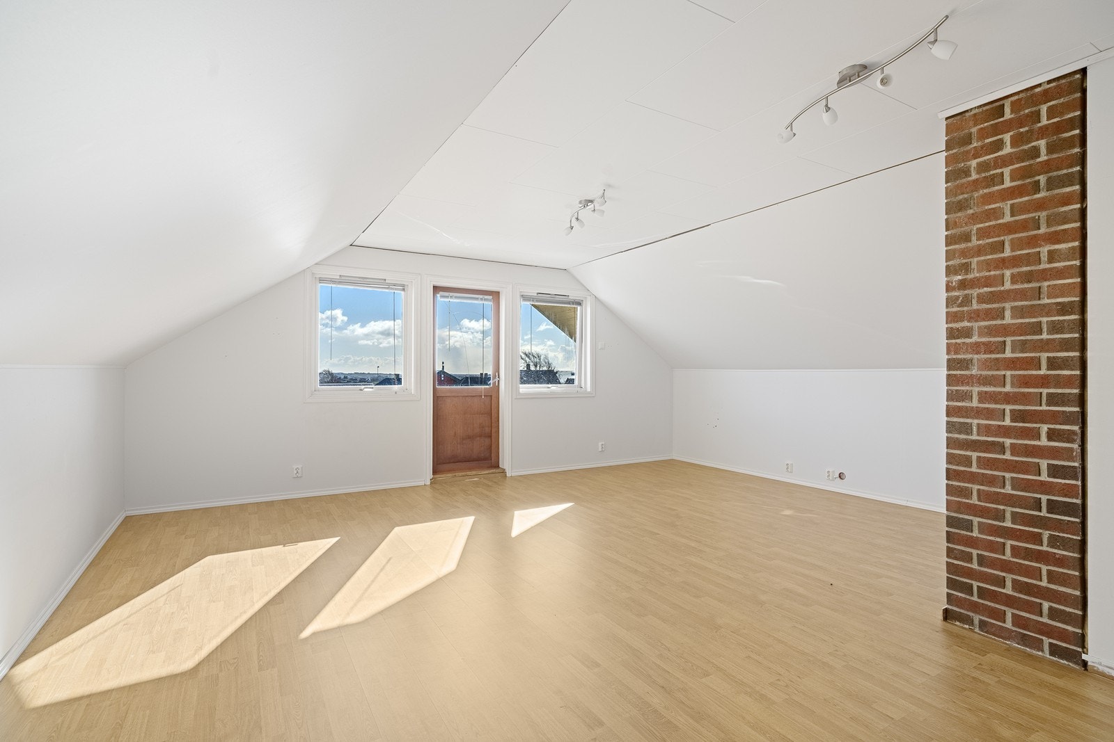 Romslig loftstue med utgang til balkong. Galleribilde