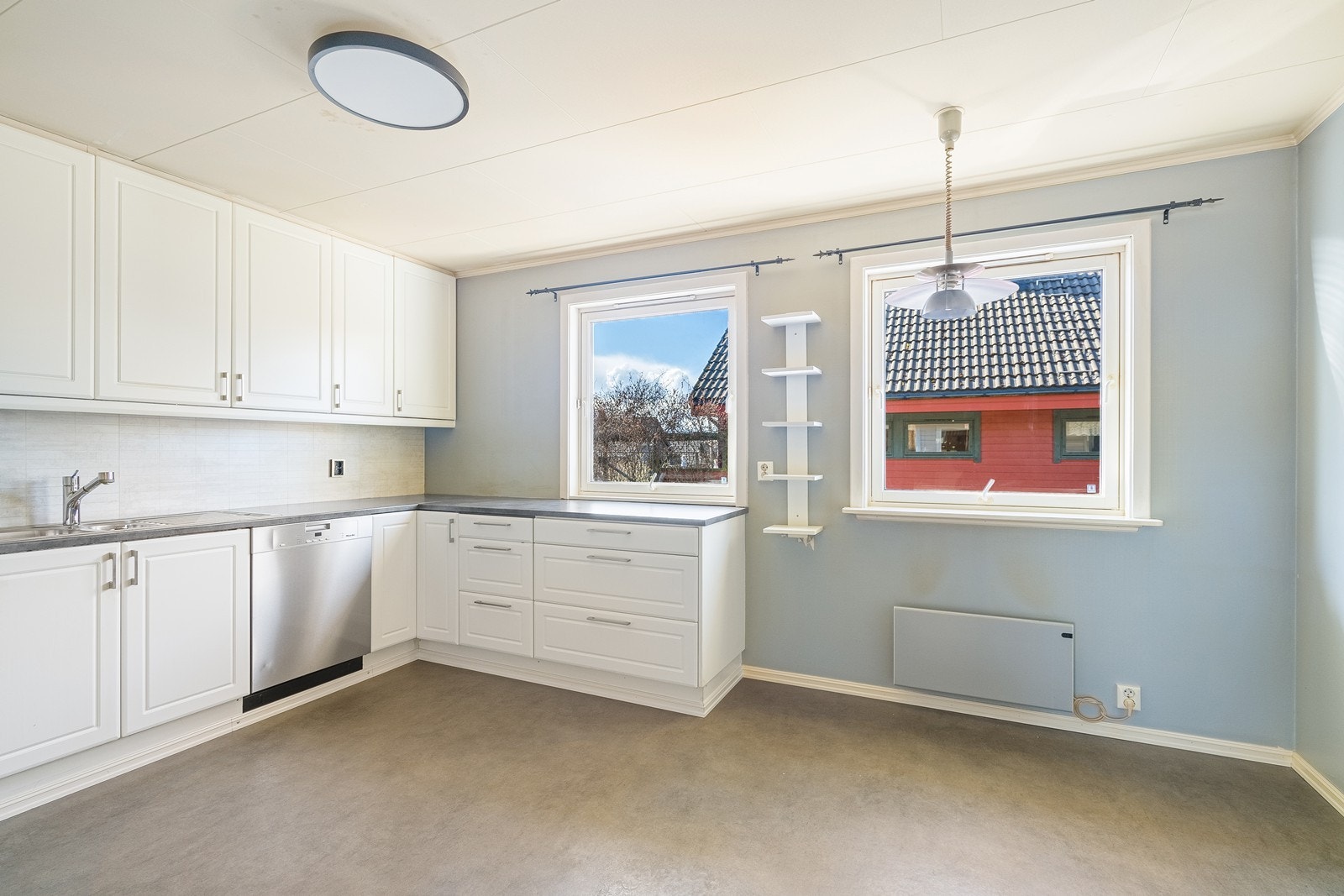 Plass til spisebord ved vindu Galleribilde