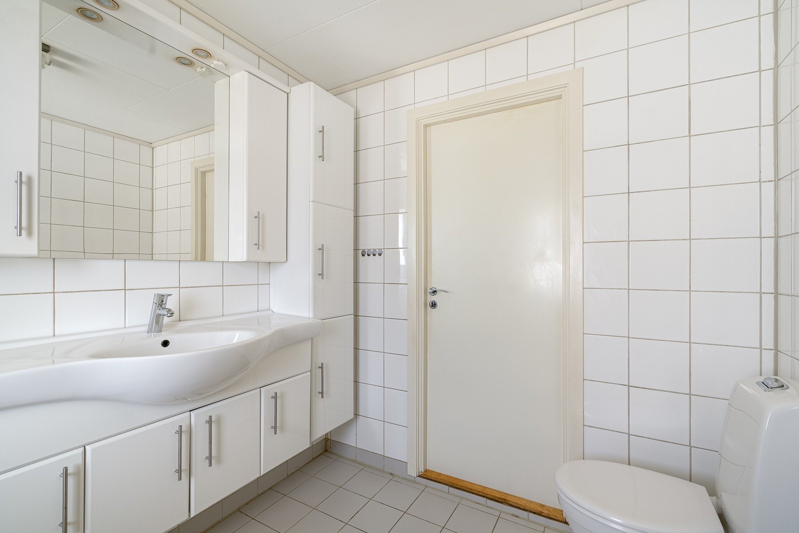 Dusjhjørne, vask i seksjon og wc. Galleribilde