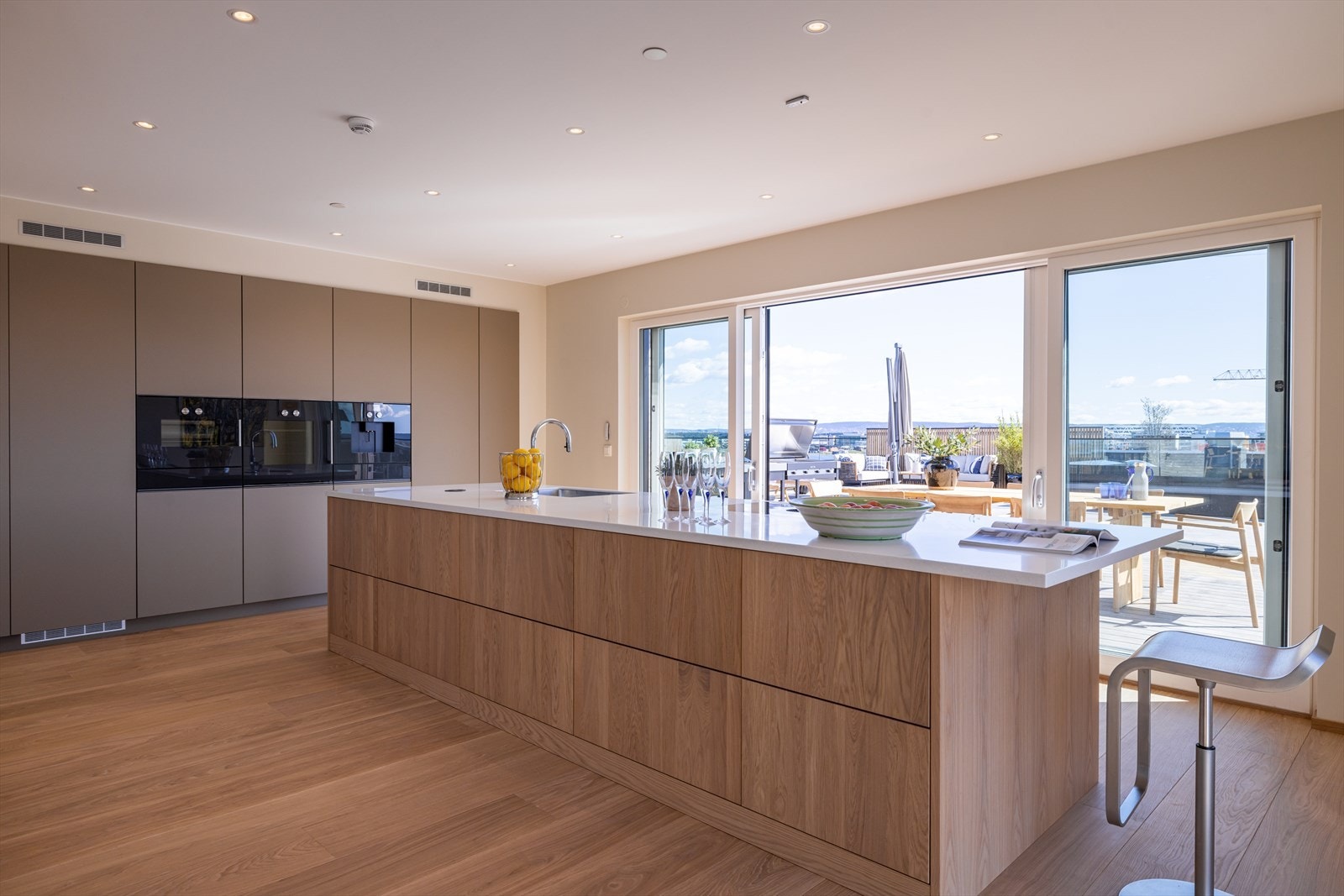Her har man muligheten til å sikre seg en unik leilighet med privat takterrasse på hele 131,5 kvm med sol hele dagen og nydelig utsikt i alle retninger. Galleribilde