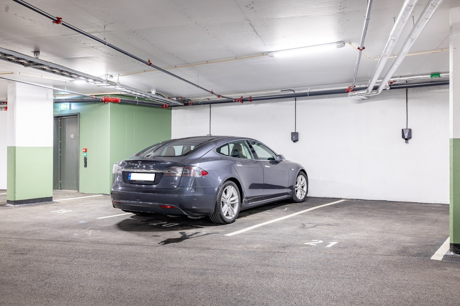 Fra leilighetens etasje er det heis ned til garasjeanlegget under bygget hvor det følger med to romslige garasjeplasser. Begge plassene har lader for el-bil. Plassene ligger fint til rett ved inngangen til heisrommet og nærhet til stor sportsbod. Galleribilde
