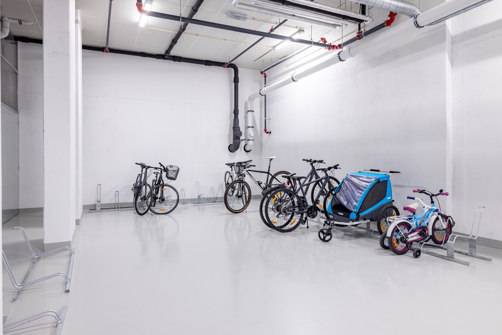 Stor felles sykkelparkering. Galleribilde