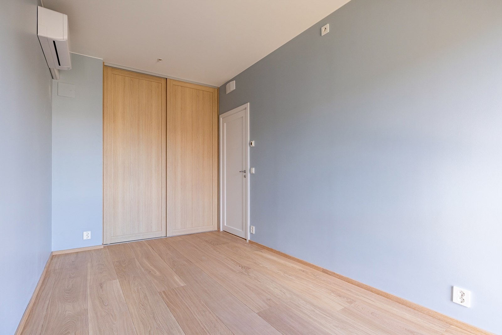Rommet har integrert skyvedørsgarderobe med dører i hvitpigmentert eik. Galleribilde