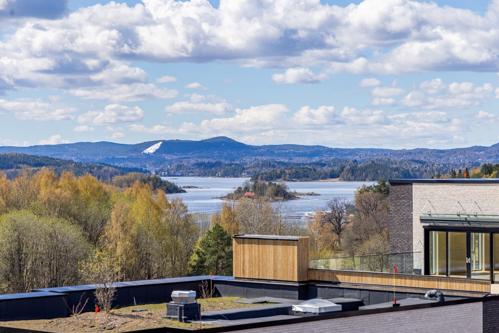 Fra leiligheten og terrassen er det herlig utsikt i flere retninger. Her mot fjorden, Sandvika og Asker. Galleribilde