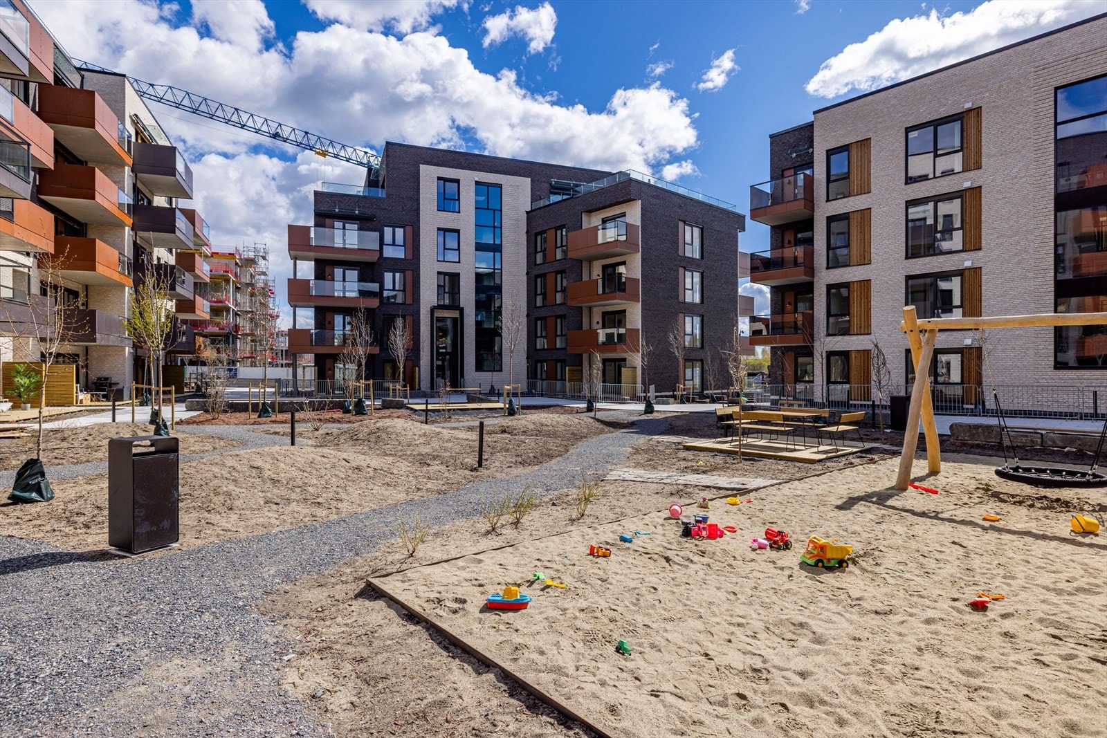 Fellesarealene blir hyggelig opparbeidet med plenarealer, sittegrupper og lekeapparater. Galleribilde